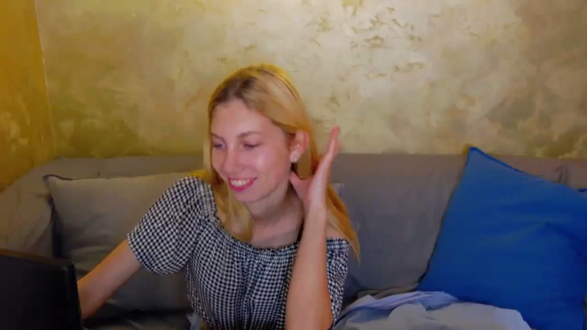 Gallery image thumbnail from Yasemina's myfreecams stream on, 11/25/2023, 18:37 image 17 of 20