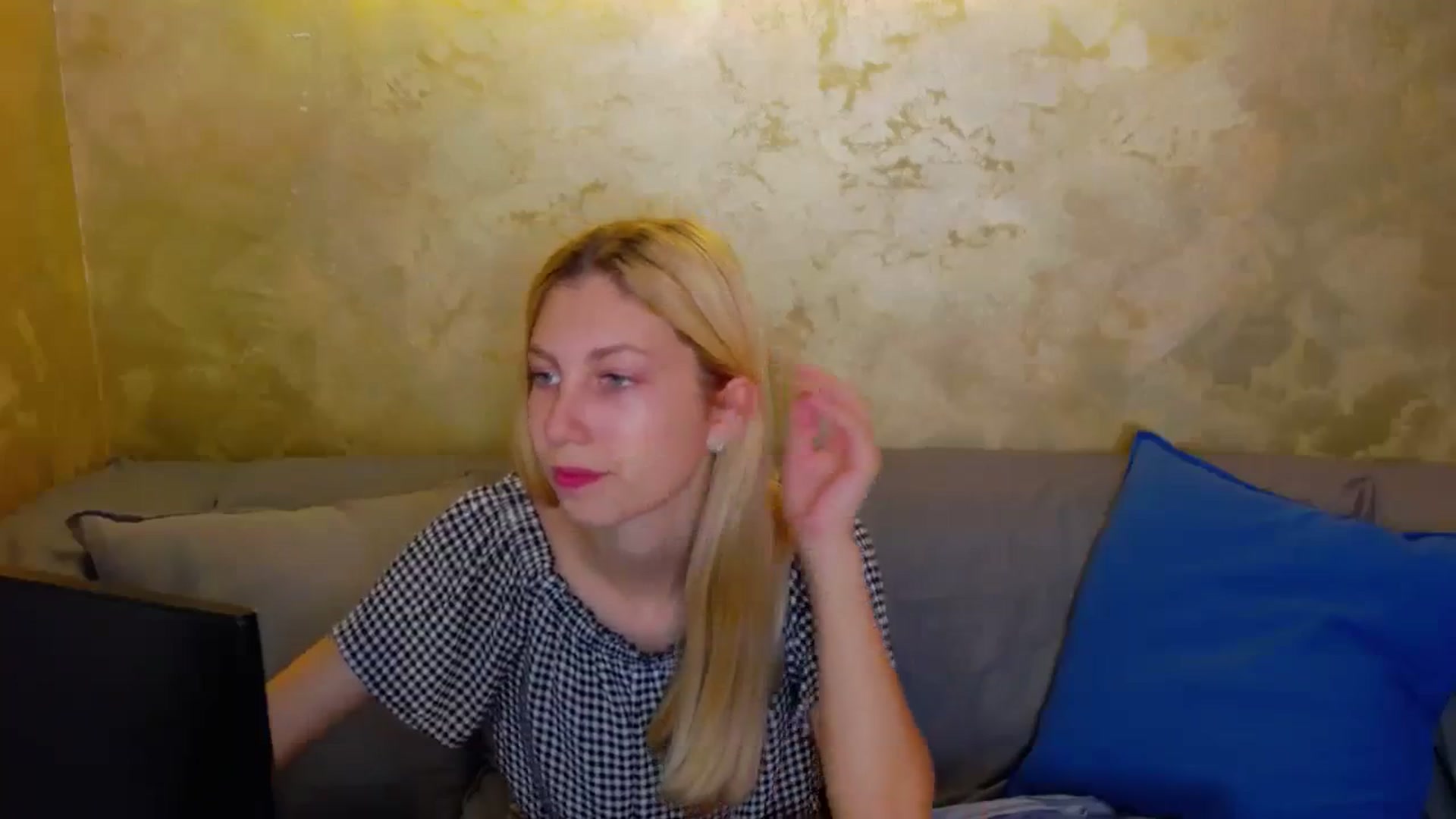 Gallery image thumbnail from Yasemina's myfreecams stream on, 11/25/2023, 18:37 image 10 of 20