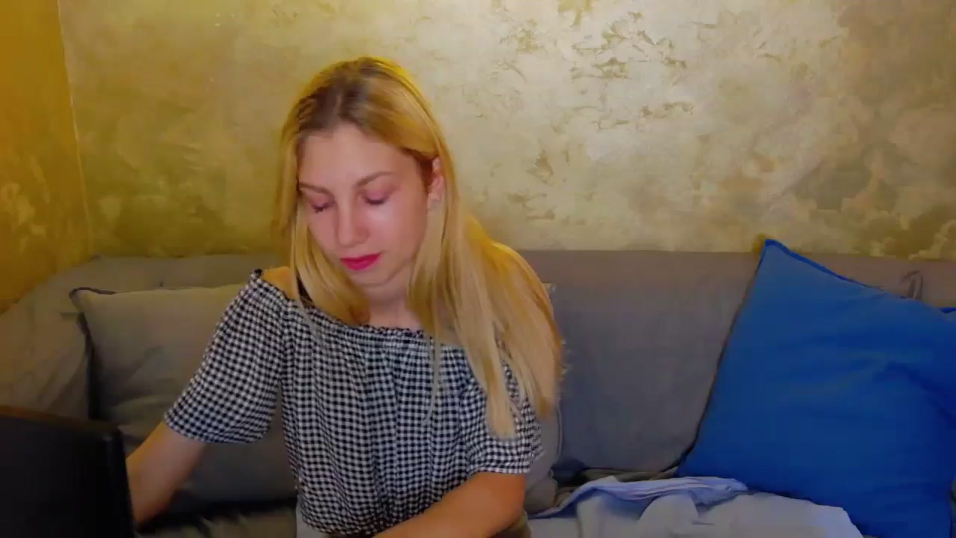Gallery image thumbnail from Yasemina's myfreecams stream on, 11/25/2023, 18:37 image 16 of 20