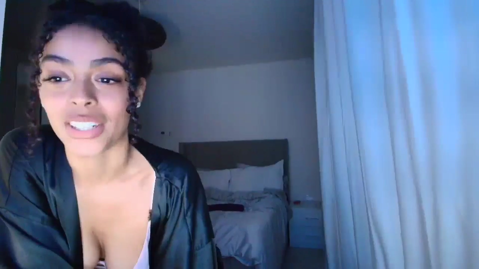 Gallery image thumbnail from Yasmingarcia's myfreecams stream on, 11/27/2024, 01:40 image 4 of 20