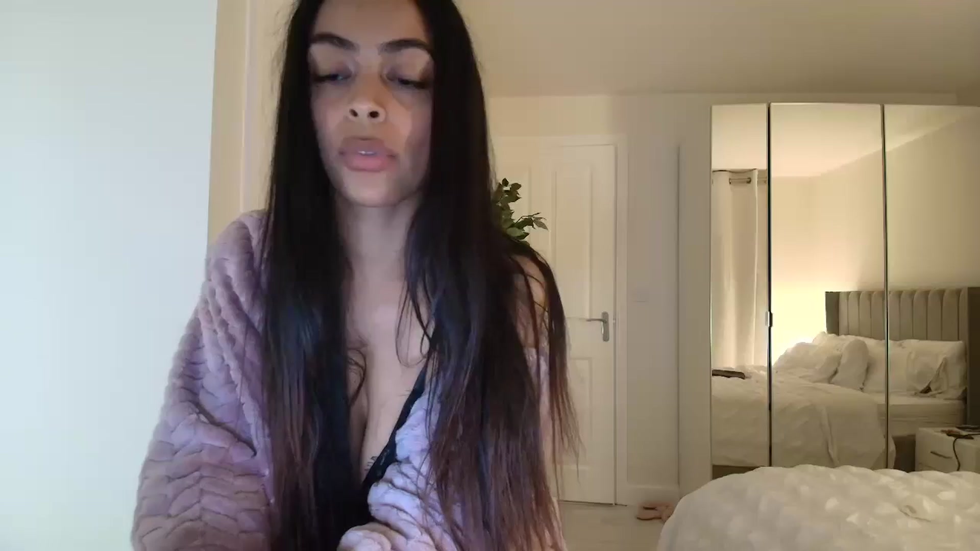 Gallery image thumbnail from Yasmingarcia's myfreecams stream on, 01/18/2025, 23:07 image 9 of 20
