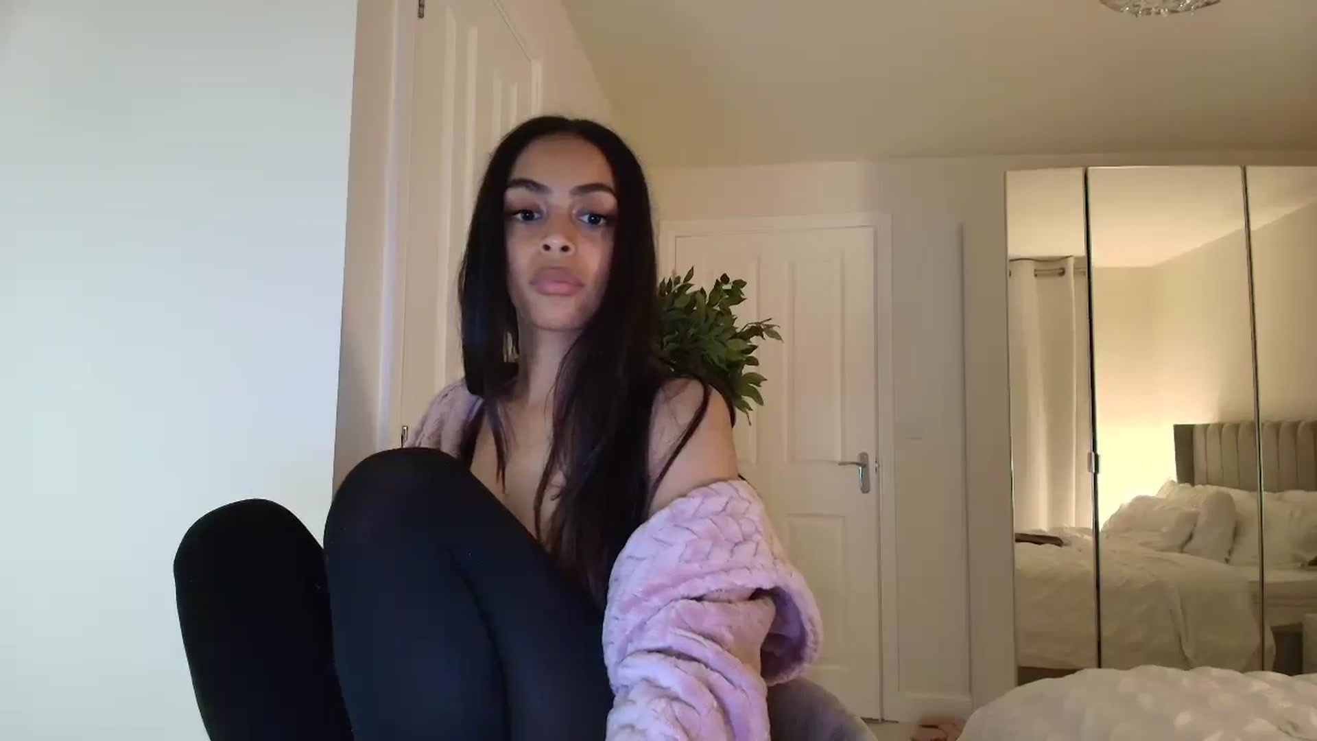 Gallery image thumbnail from Yasmingarcia's myfreecams stream on, 01/18/2025, 23:07 image 13 of 20