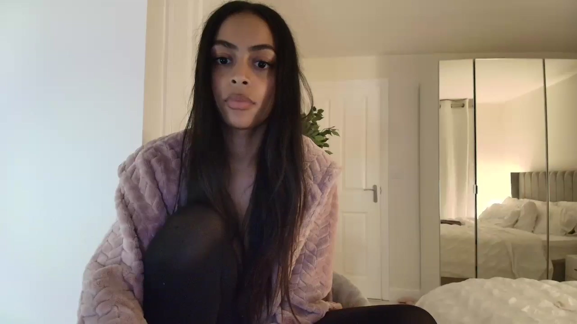 Gallery image thumbnail from Yasmingarcia's myfreecams stream on, 01/18/2025, 23:07 image 2 of 20