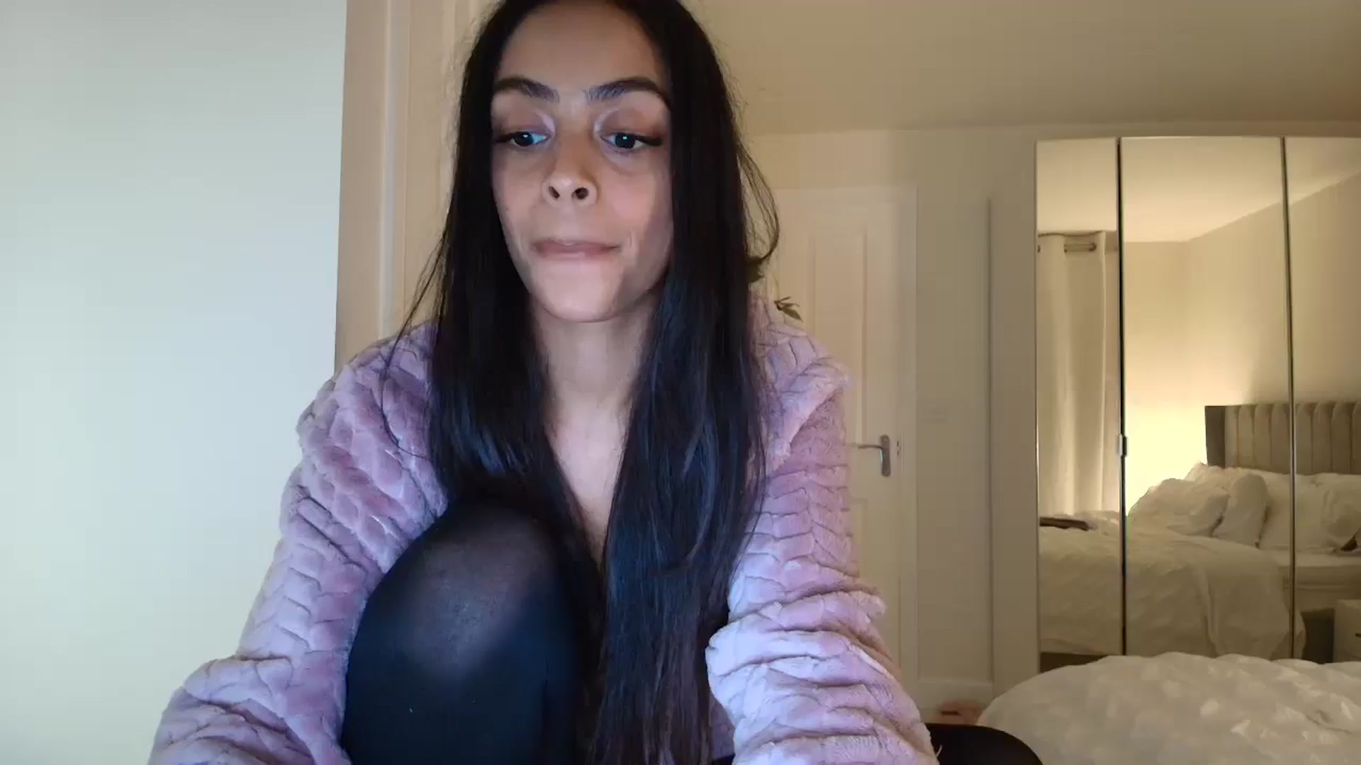 Gallery image thumbnail from Yasmingarcia's myfreecams stream on, 01/18/2025, 23:07 image 1 of 20