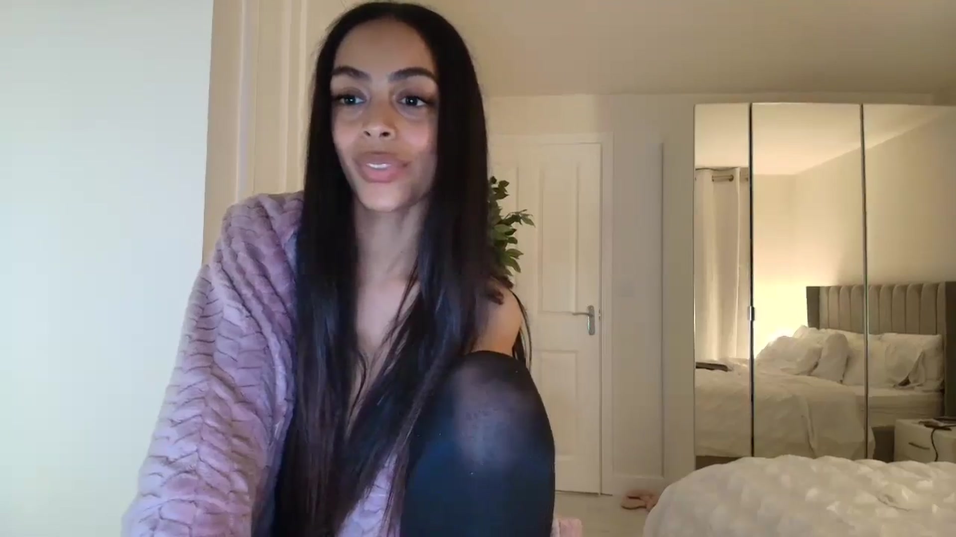 Gallery image thumbnail from Yasmingarcia's myfreecams stream on, 01/18/2025, 23:07 image 10 of 20