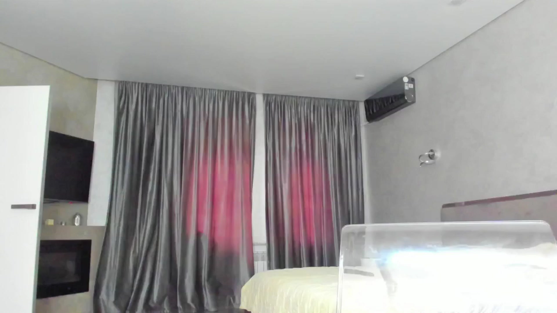 Gallery image thumbnail from YouInLoveK's myfreecams stream on, 05/29/2025, 16:12 image 7 of 20