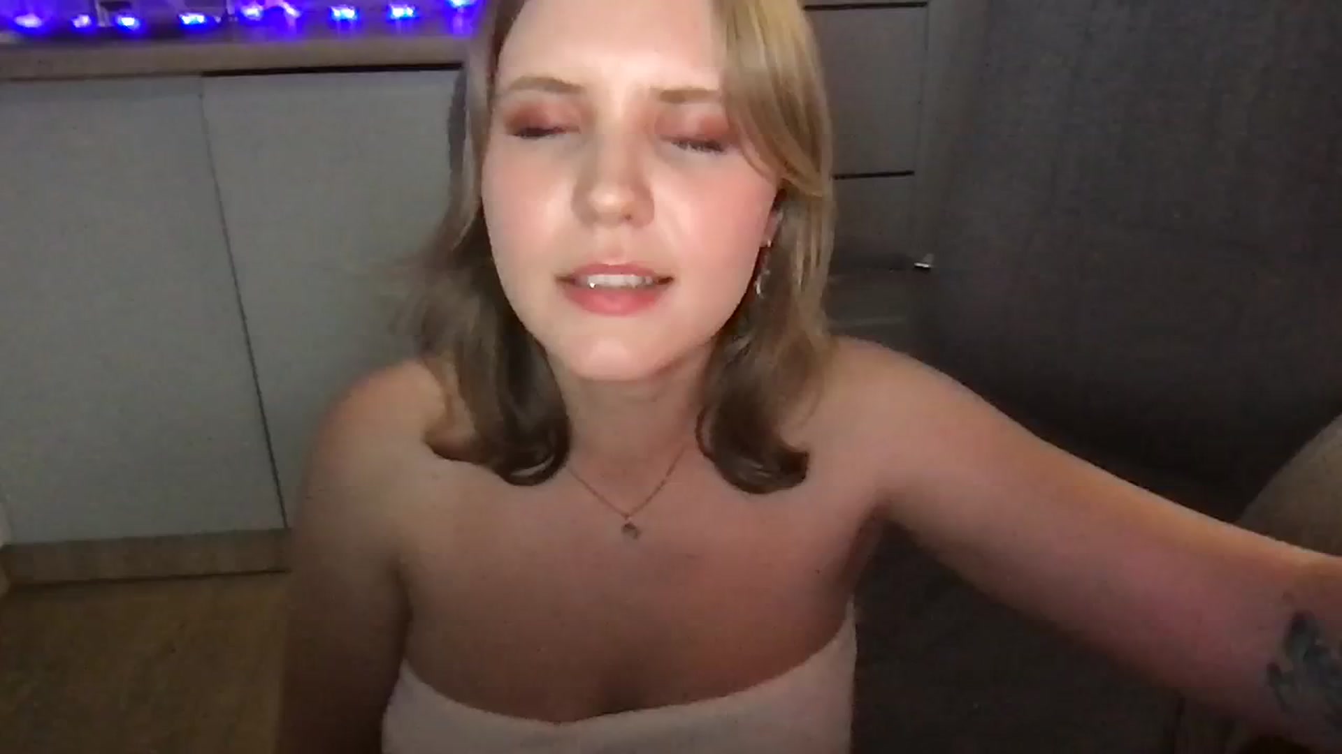 Gallery image thumbnail from YoungDunst's myfreecams stream on, 08/08/2023, 21:30 image 7 of 20