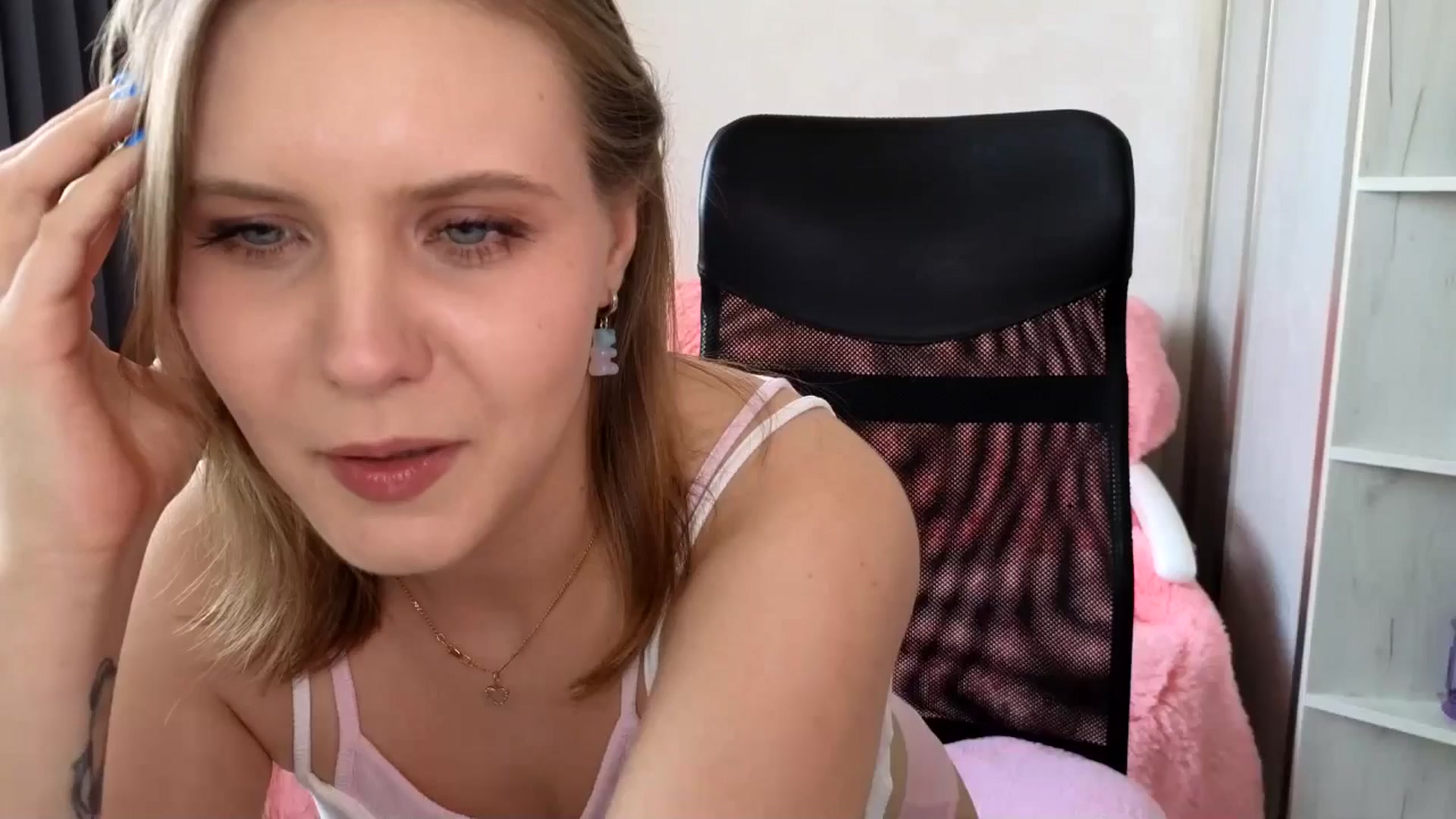 Gallery image thumbnail from YoungDunst's myfreecams stream on, 04/28/2024, 15:36 image 7 of 20
