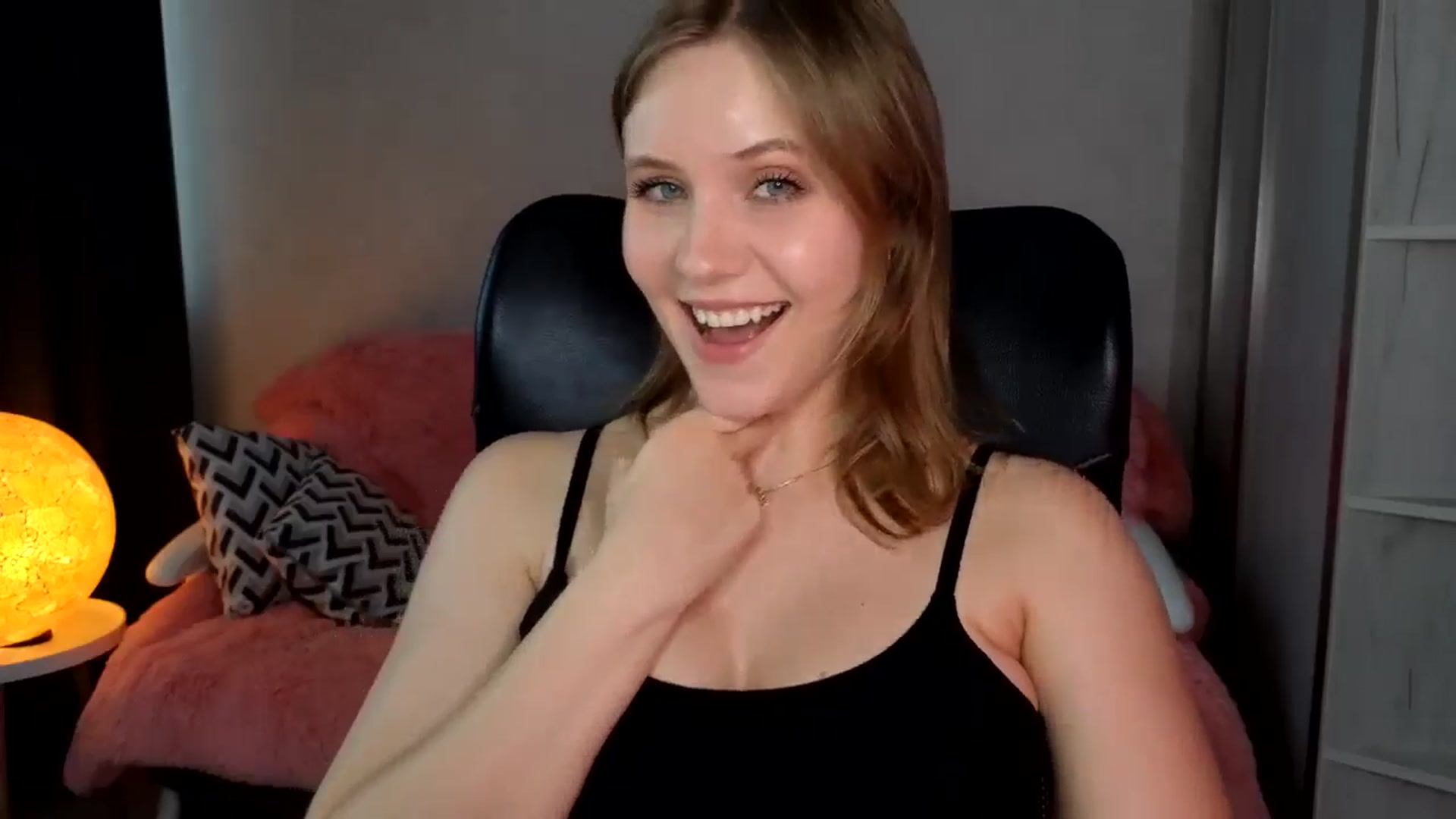 Gallery image thumbnail from YoungDunst's myfreecams stream on, 07/22/2024, 18:03 image 10 of 20
