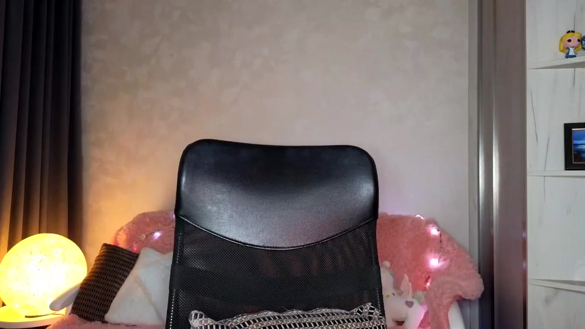 Gallery image thumbnail from YoungDunst's myfreecams stream on, 05/05/2025, 19:25 image 17 of 20