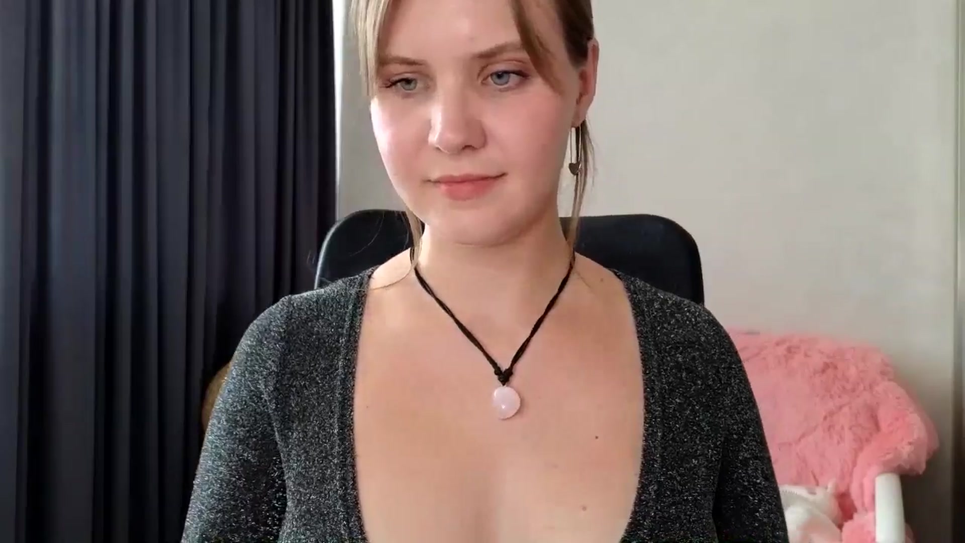 Gallery image thumbnail from YoungDunst's myfreecams stream on, 08/01/2025, 13:00 image 16 of 20