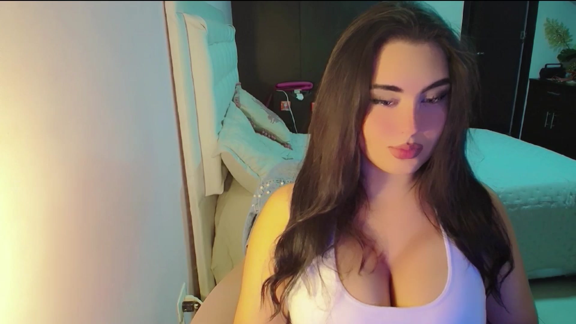 Gallery image thumbnail from YoungGirl's myfreecams stream on, 04/22/2024, 07:15 image 5 of 20