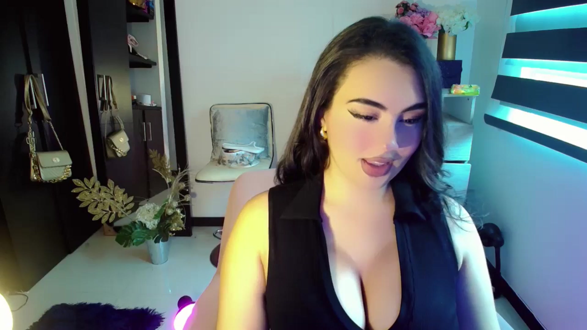 Gallery image thumbnail from YoungGirl's myfreecams stream on, 05/18/2024, 22:27 image 12 of 20