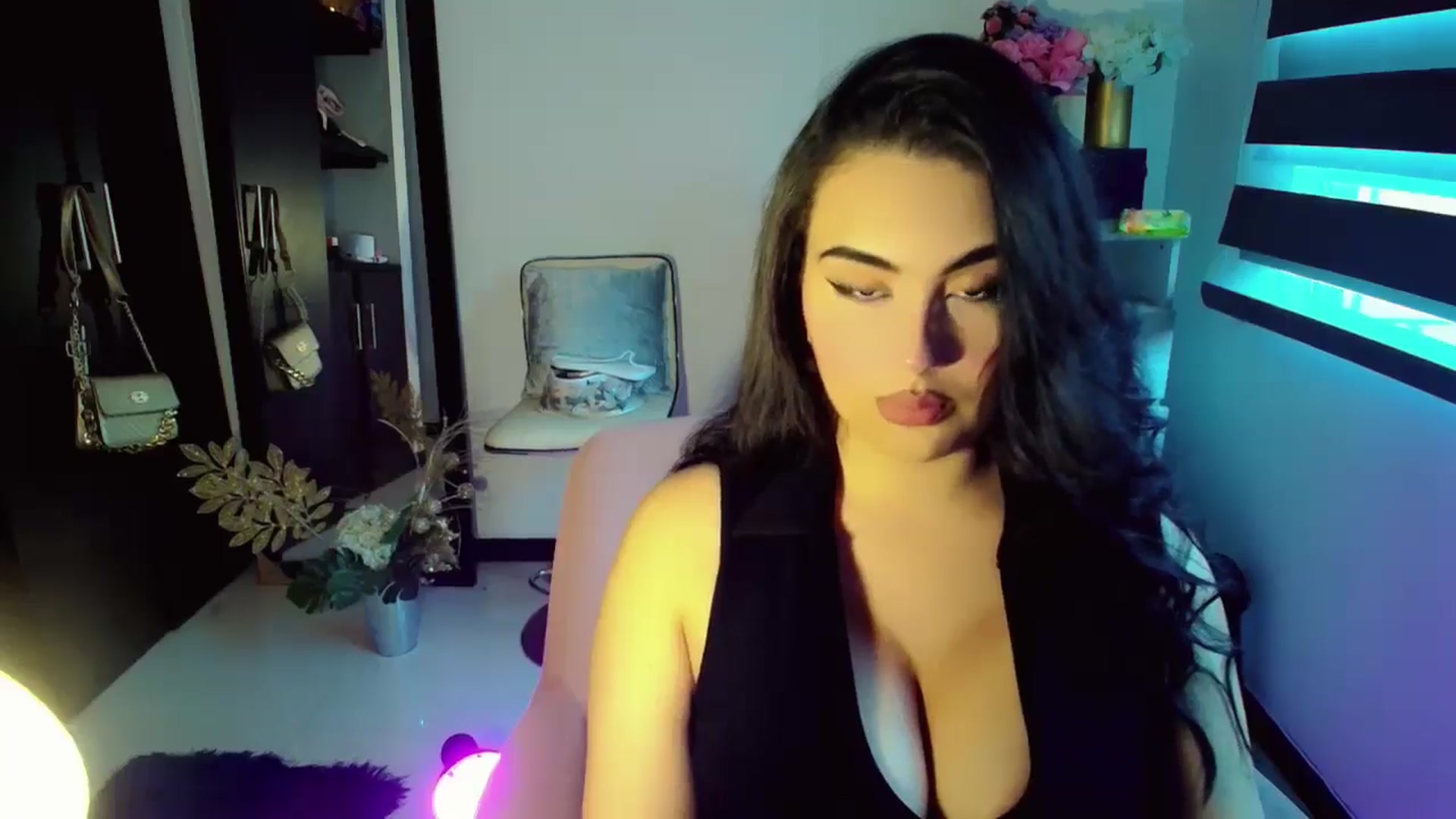 Gallery image thumbnail from YoungGirl's myfreecams stream on, 05/18/2024, 22:27 image 16 of 20