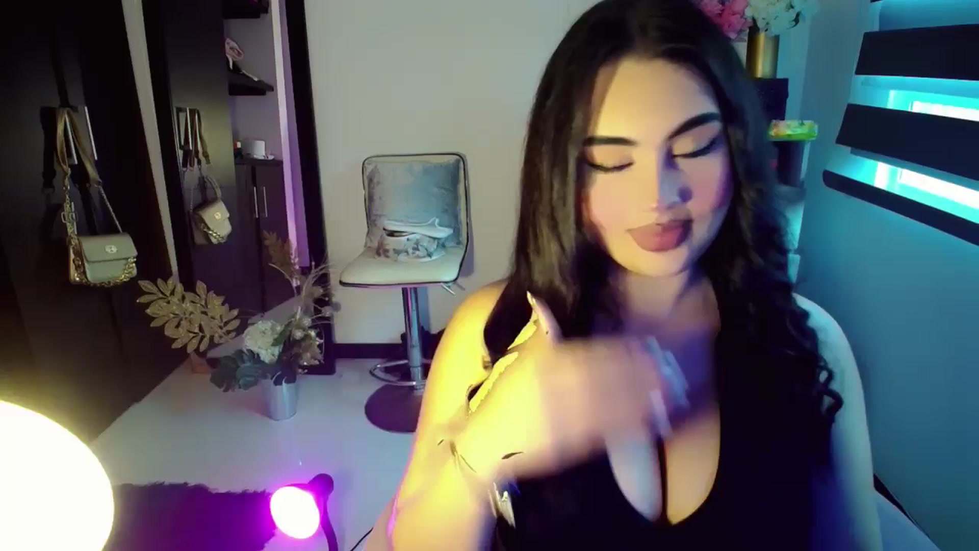 Gallery image thumbnail from YoungGirl's myfreecams stream on, 05/18/2024, 22:27 image 1 of 20