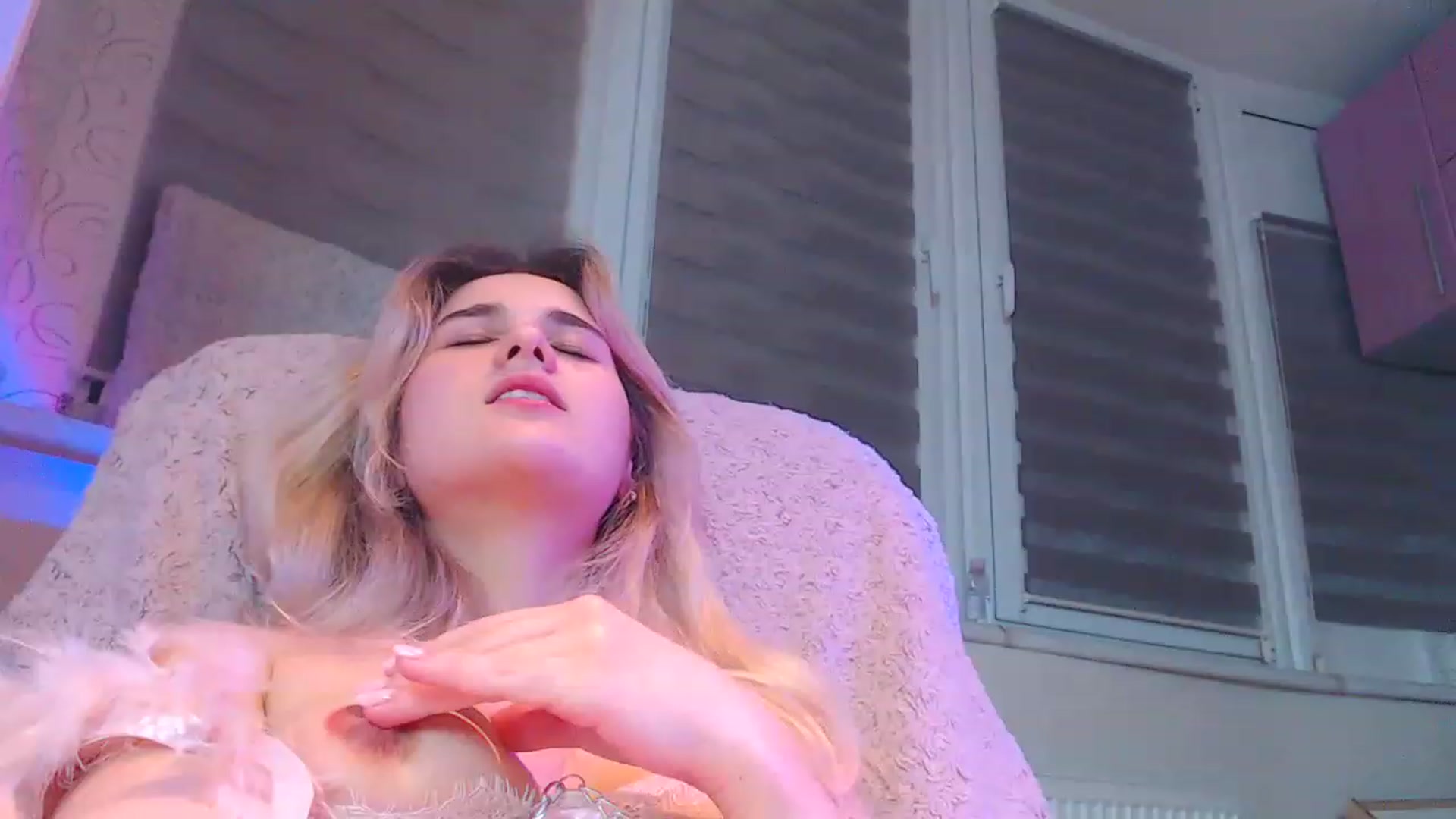Gallery image thumbnail from YoungLilMary's myfreecams stream on, 12/05/2022, 24:01 image 4 of 20