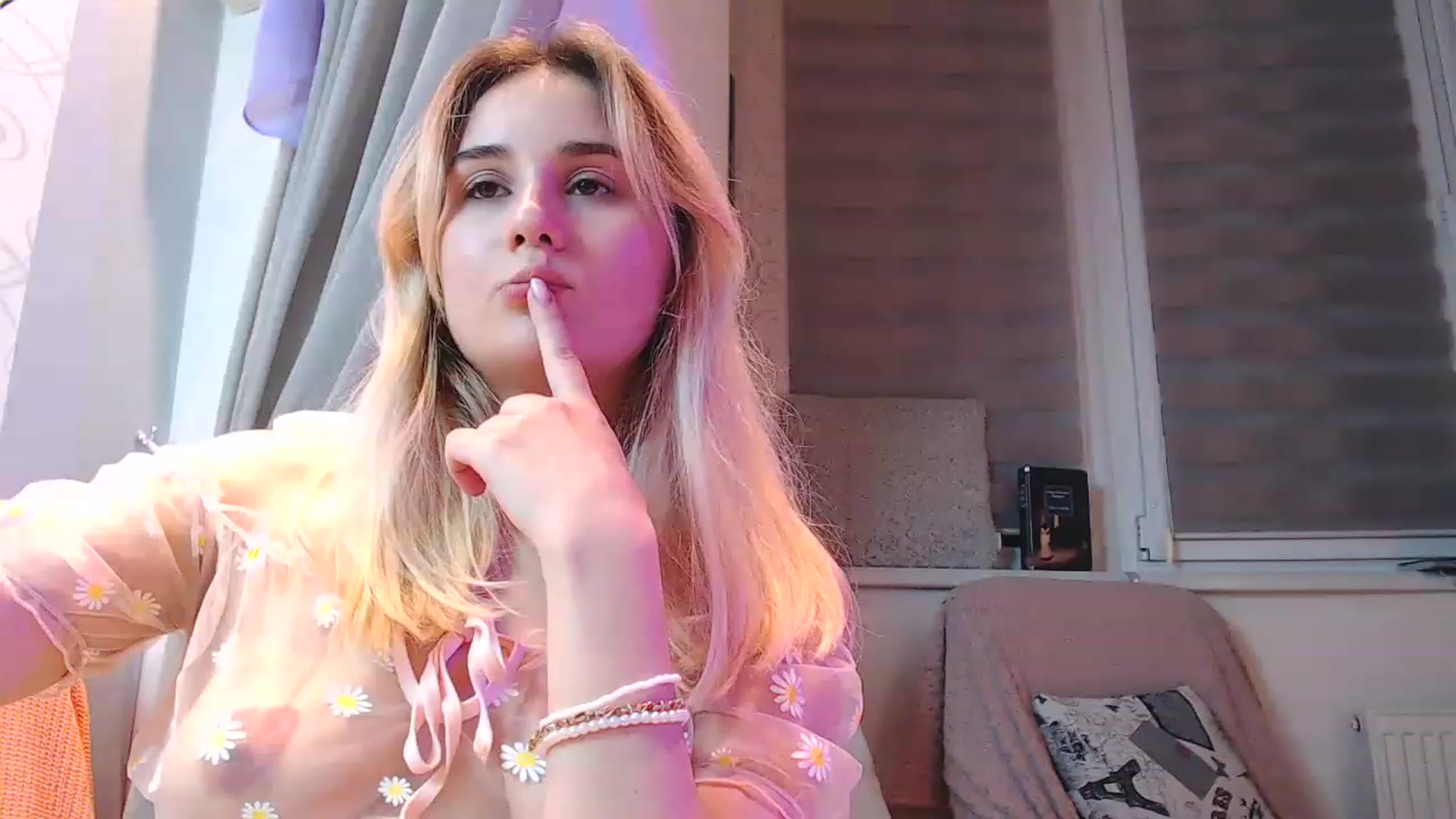 Gallery image thumbnail from YoungLilMary's myfreecams stream on, 12/16/2022, 19:58 image 5 of 20