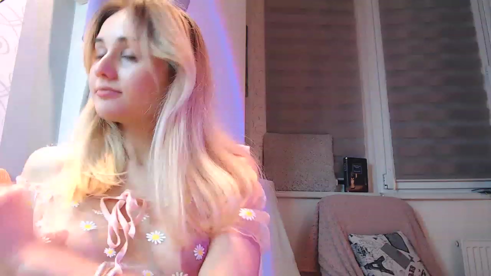 Gallery image thumbnail from YoungLilMary's myfreecams stream on, 12/16/2022, 19:58 image 4 of 20