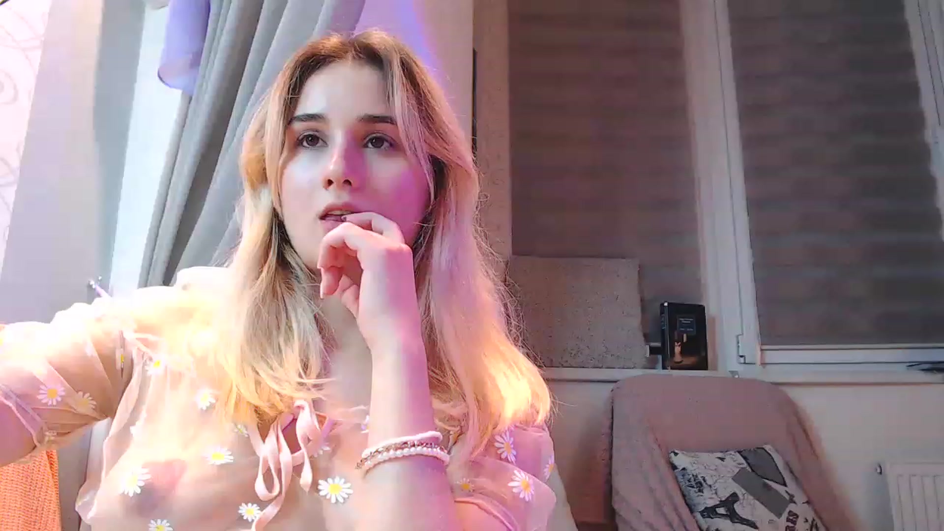 Gallery image thumbnail from YoungLilMary's myfreecams stream on, 12/16/2022, 19:58 image 6 of 20