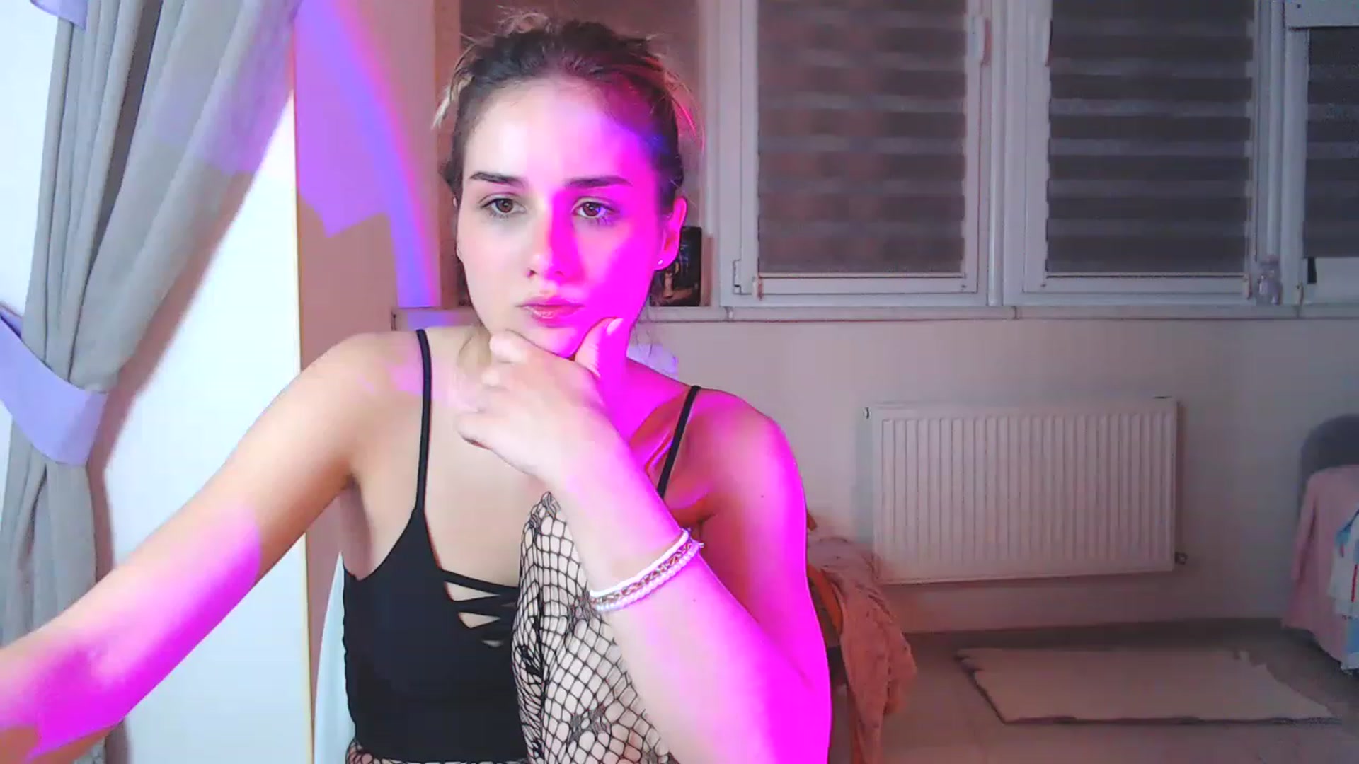Gallery image thumbnail from YoungLilMary's myfreecams stream on, 12/18/2022, 24:06 image 3 of 20