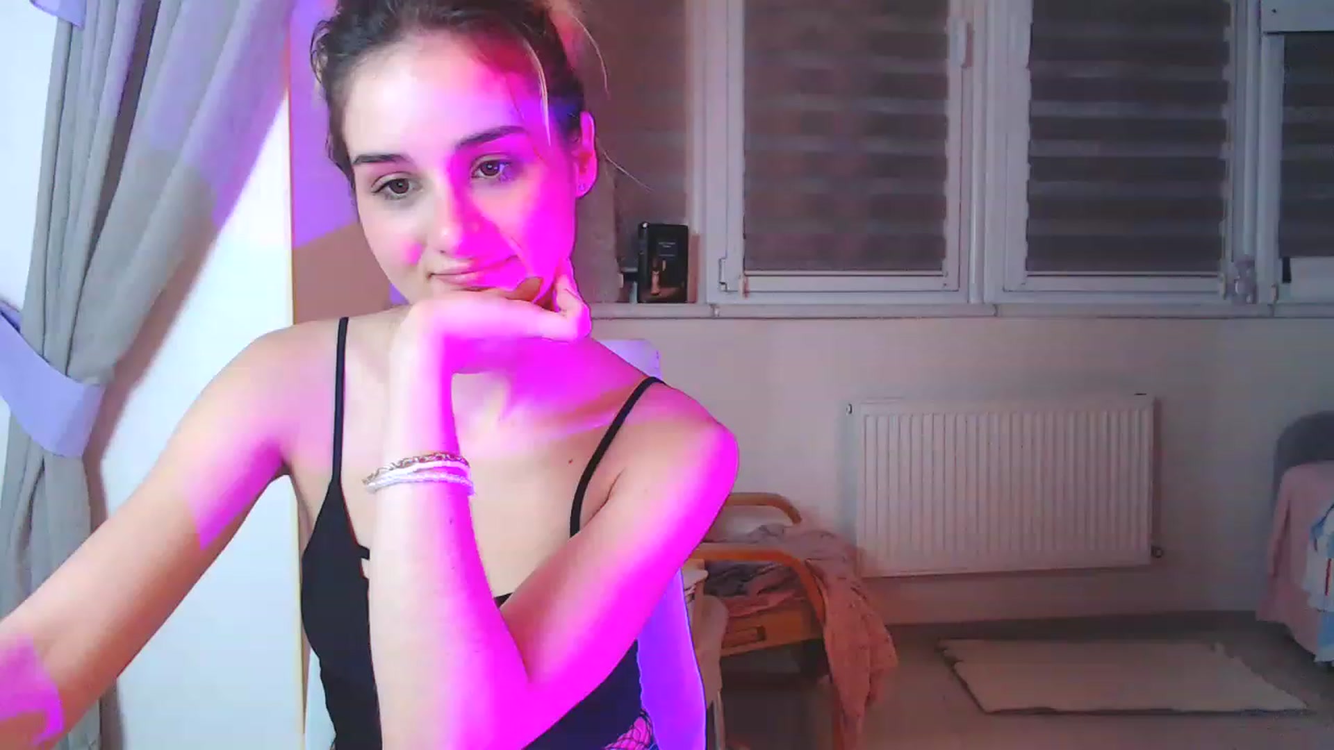Gallery image thumbnail from YoungLilMary's myfreecams stream on, 12/18/2022, 24:06 image 8 of 20