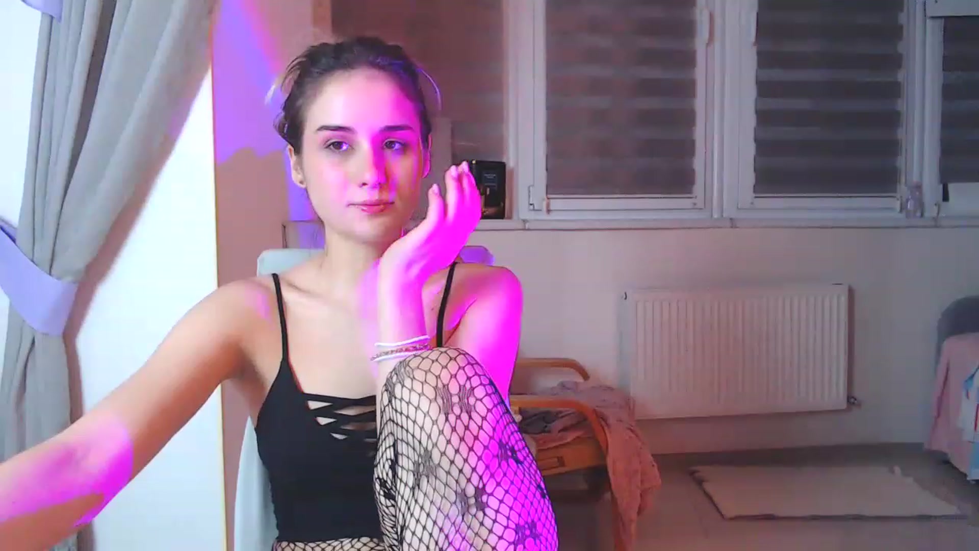 Gallery image thumbnail from YoungLilMary's myfreecams stream on, 12/18/2022, 24:06 image 2 of 20