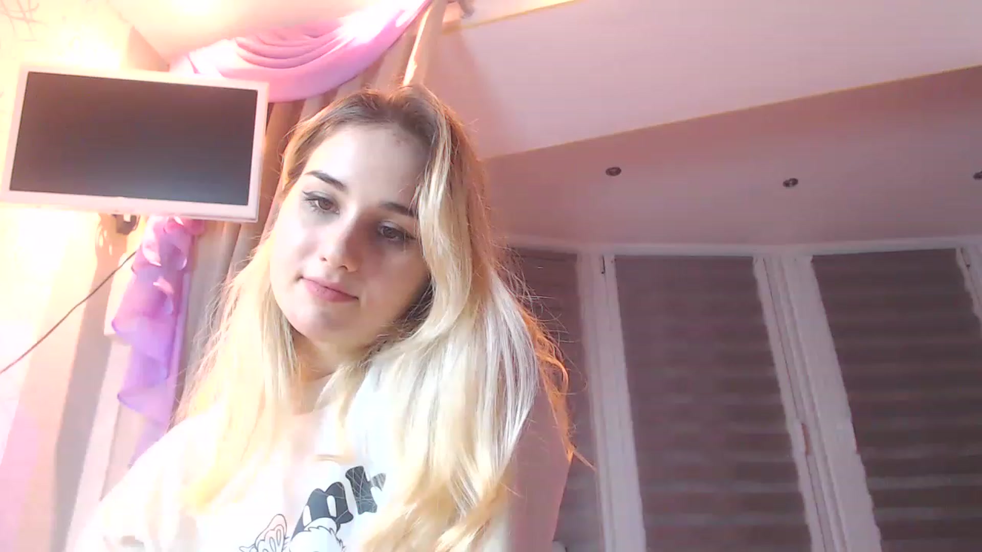 Gallery image thumbnail from YoungLilMary's myfreecams stream on, 01/06/2023, 20:15 image 10 of 20