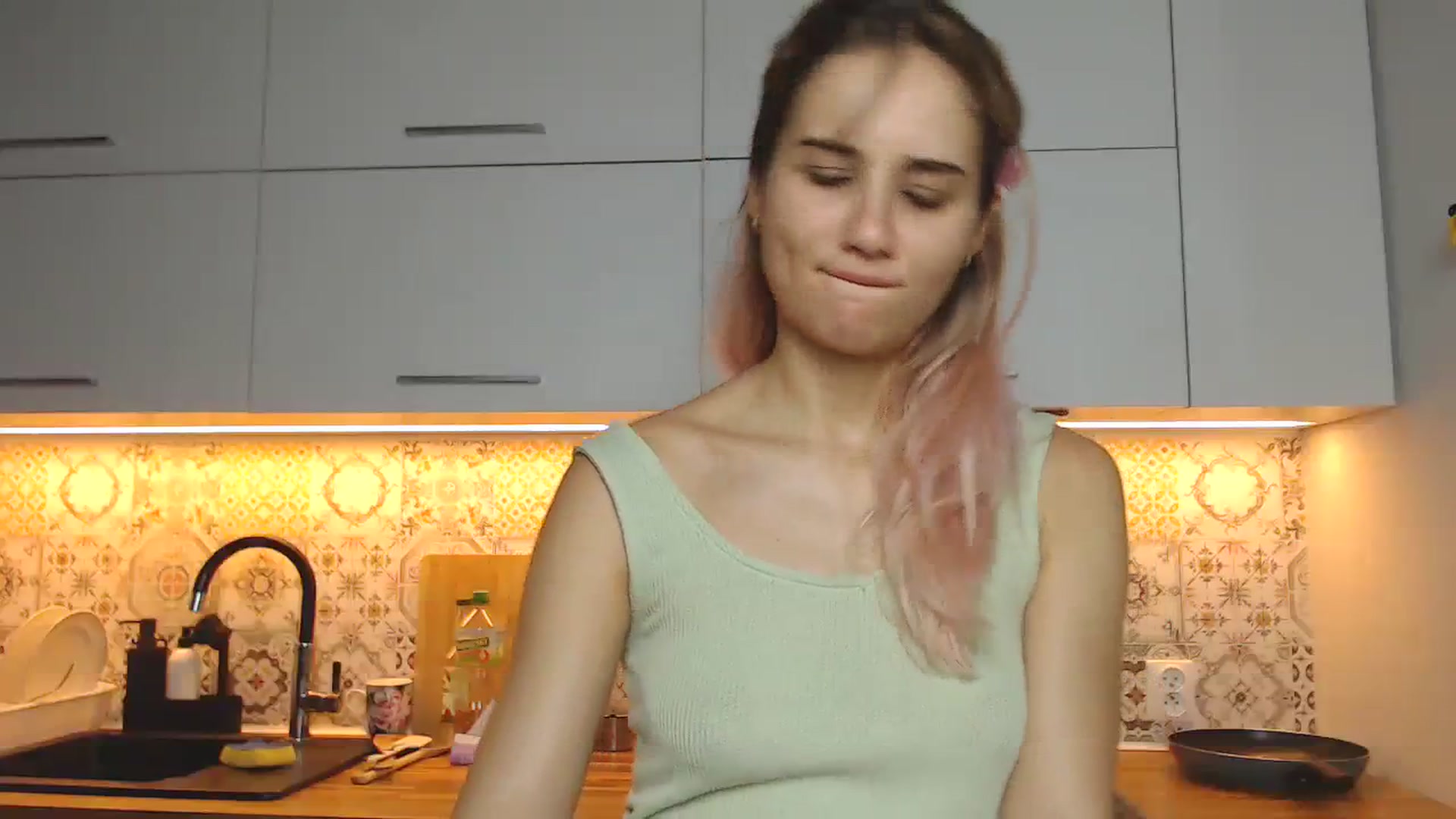 Gallery image thumbnail from YoungLilMary's myfreecams stream on, 07/30/2023, 23:49 image 4 of 20