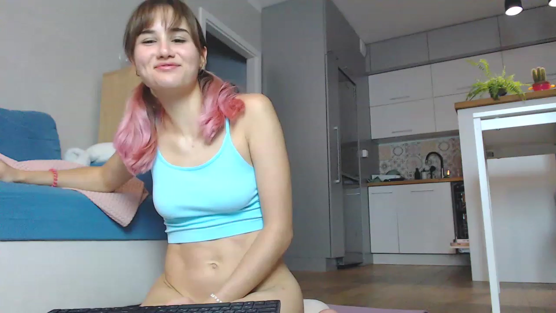 Gallery image thumbnail from YoungLilMary's myfreecams stream on, 08/27/2023, 02:40 image 13 of 20