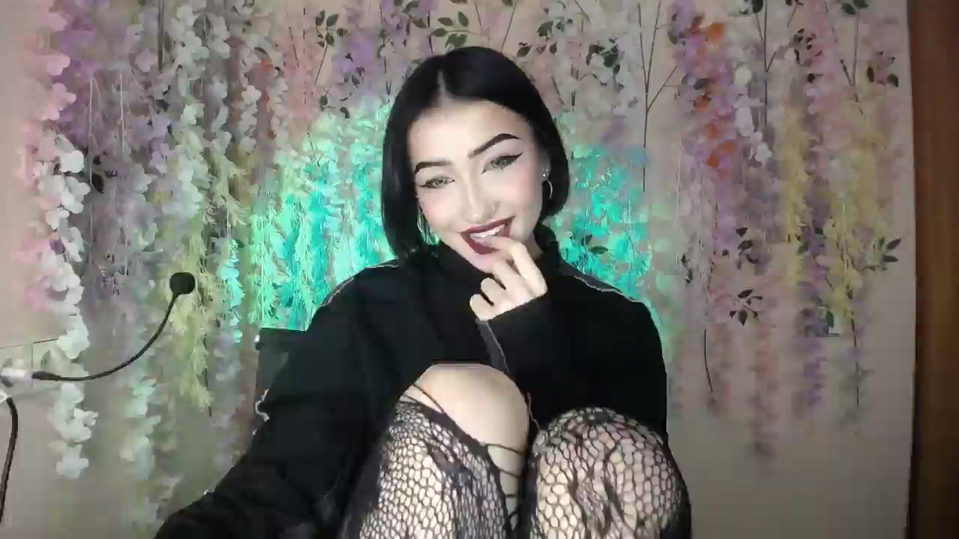 Gallery image thumbnail from Young_Evil's myfreecams stream on, 12/24/2025, 14:03 image 13 of 20
