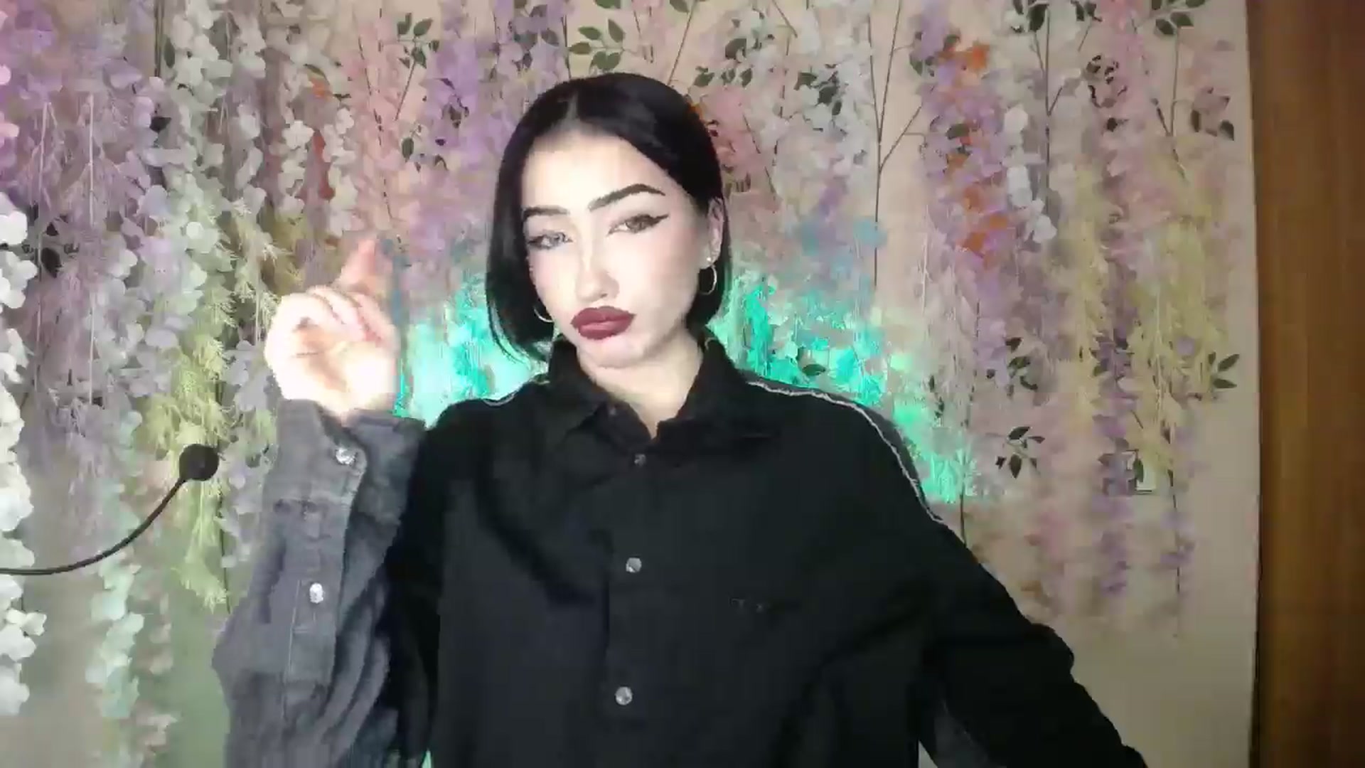 Gallery image thumbnail from Young_Evil's myfreecams stream on, 12/24/2025, 14:51 image 18 of 20