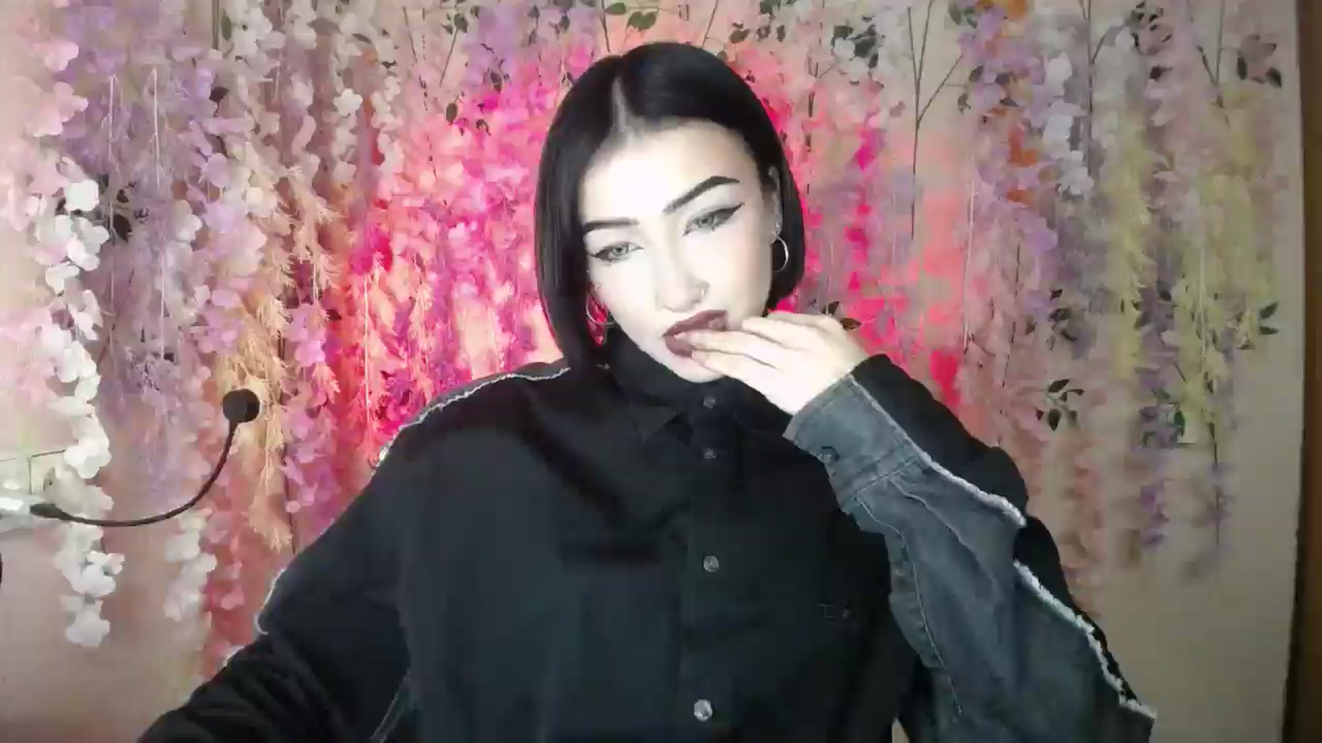 Gallery image thumbnail from Young_Evil's myfreecams stream on, 12/24/2025, 16:13 image 9 of 20