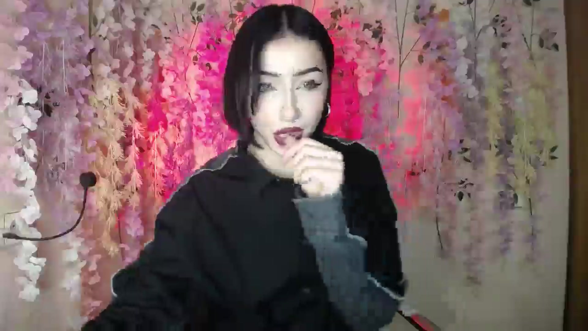 Gallery image thumbnail from Young_Evil's myfreecams stream on, 12/24/2025, 18:40 image 14 of 20
