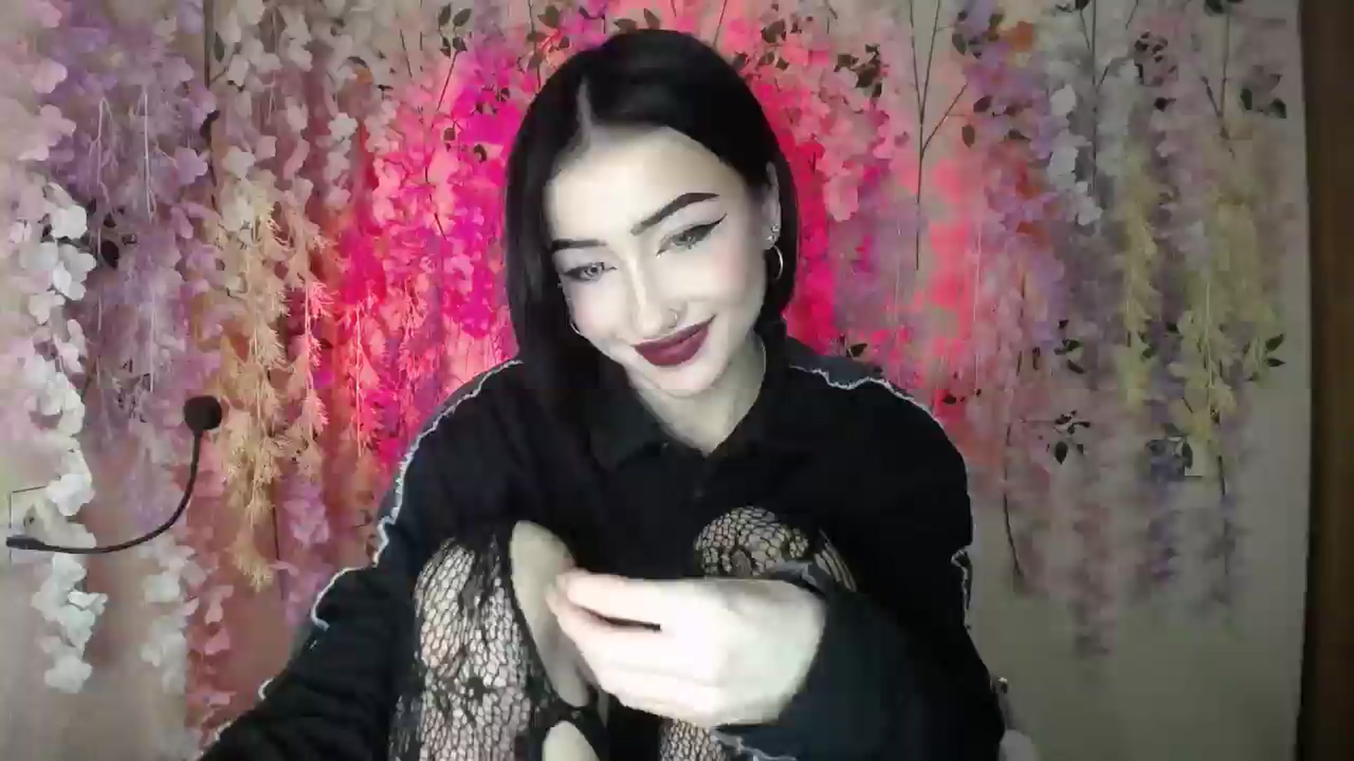Gallery image thumbnail from Young_Evil's myfreecams stream on, 12/24/2025, 18:40 image 16 of 20