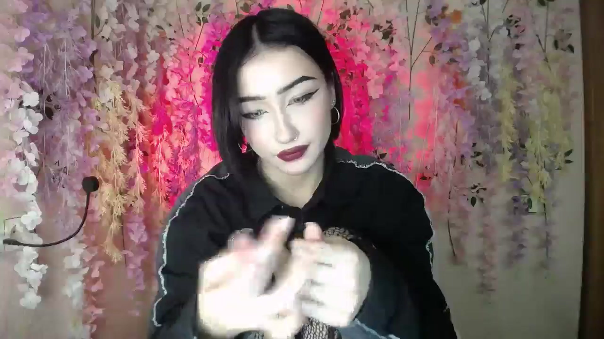 Gallery image thumbnail from Young_Evil's myfreecams stream on, 12/24/2025, 18:40 image 17 of 20