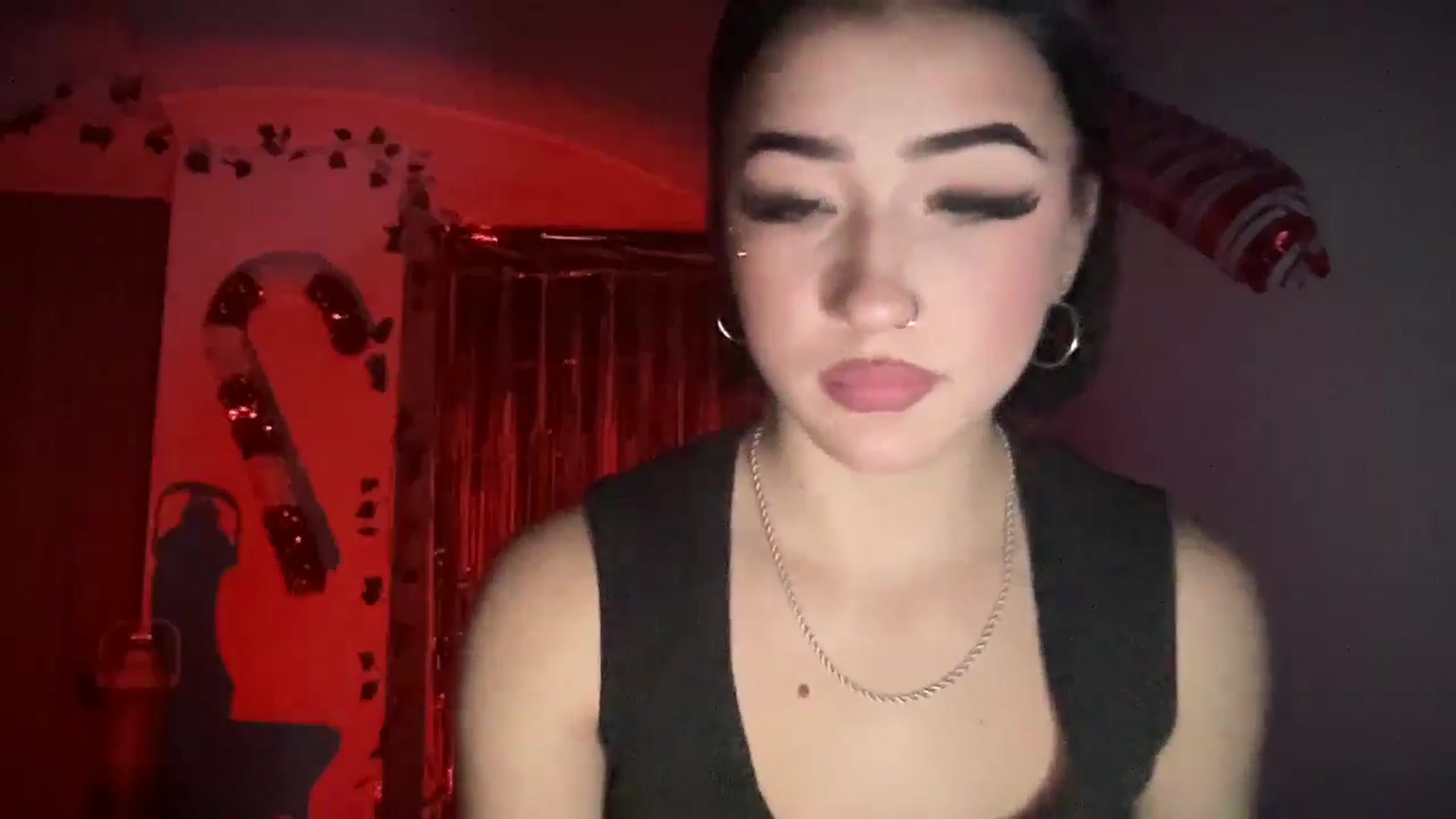 Gallery image thumbnail from Young_Evil's myfreecams stream on, 12/31/2025, 15:22 image 6 of 20