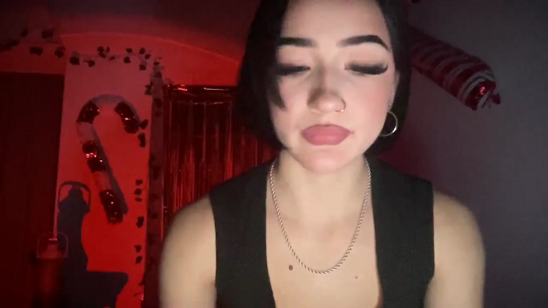 Gallery image thumbnail from Young_Evil's myfreecams stream on, 12/31/2025, 15:22 image 9 of 20