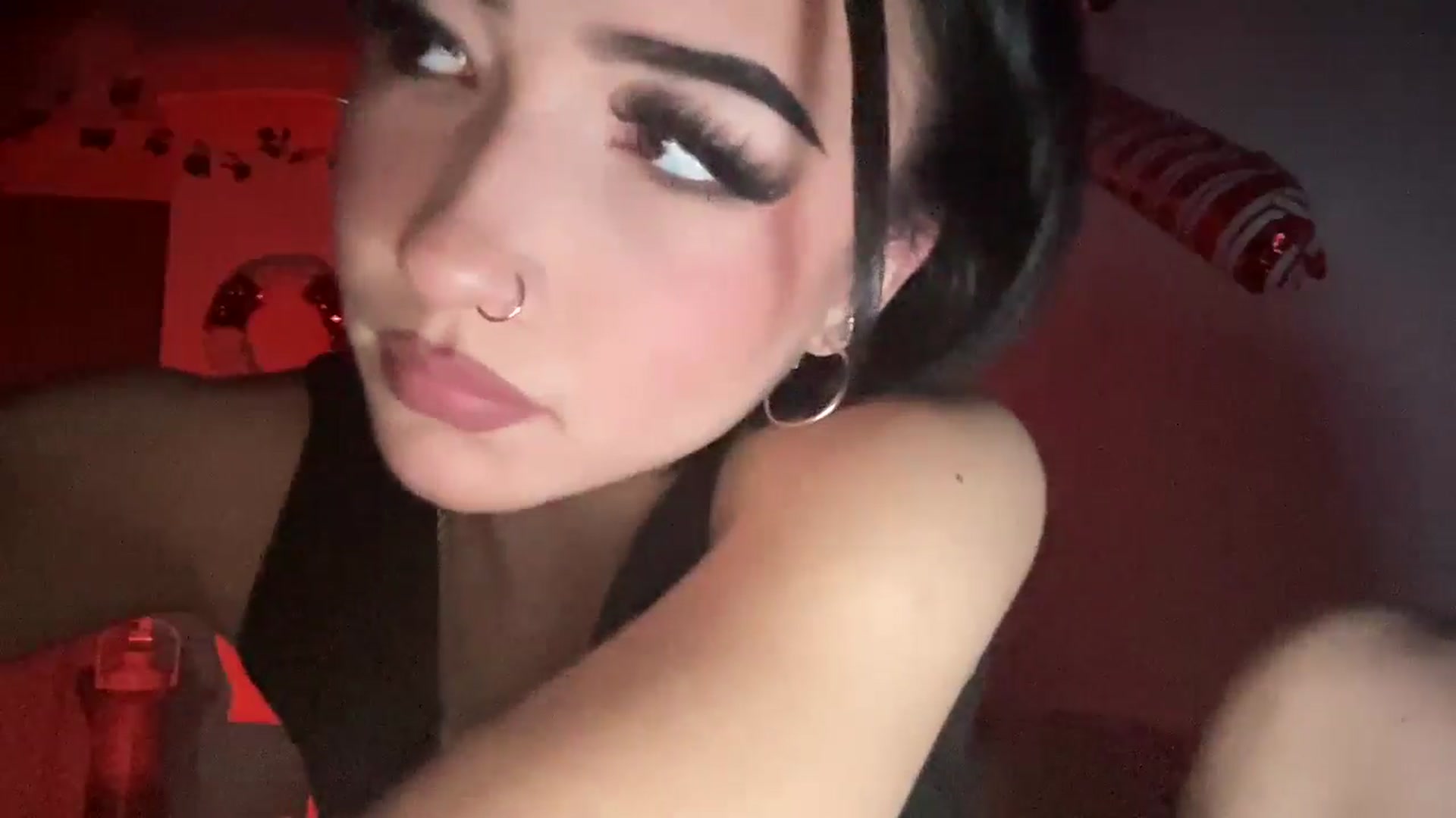 Gallery image thumbnail from Young_Evil's myfreecams stream on, 12/31/2025, 15:22 image 12 of 20