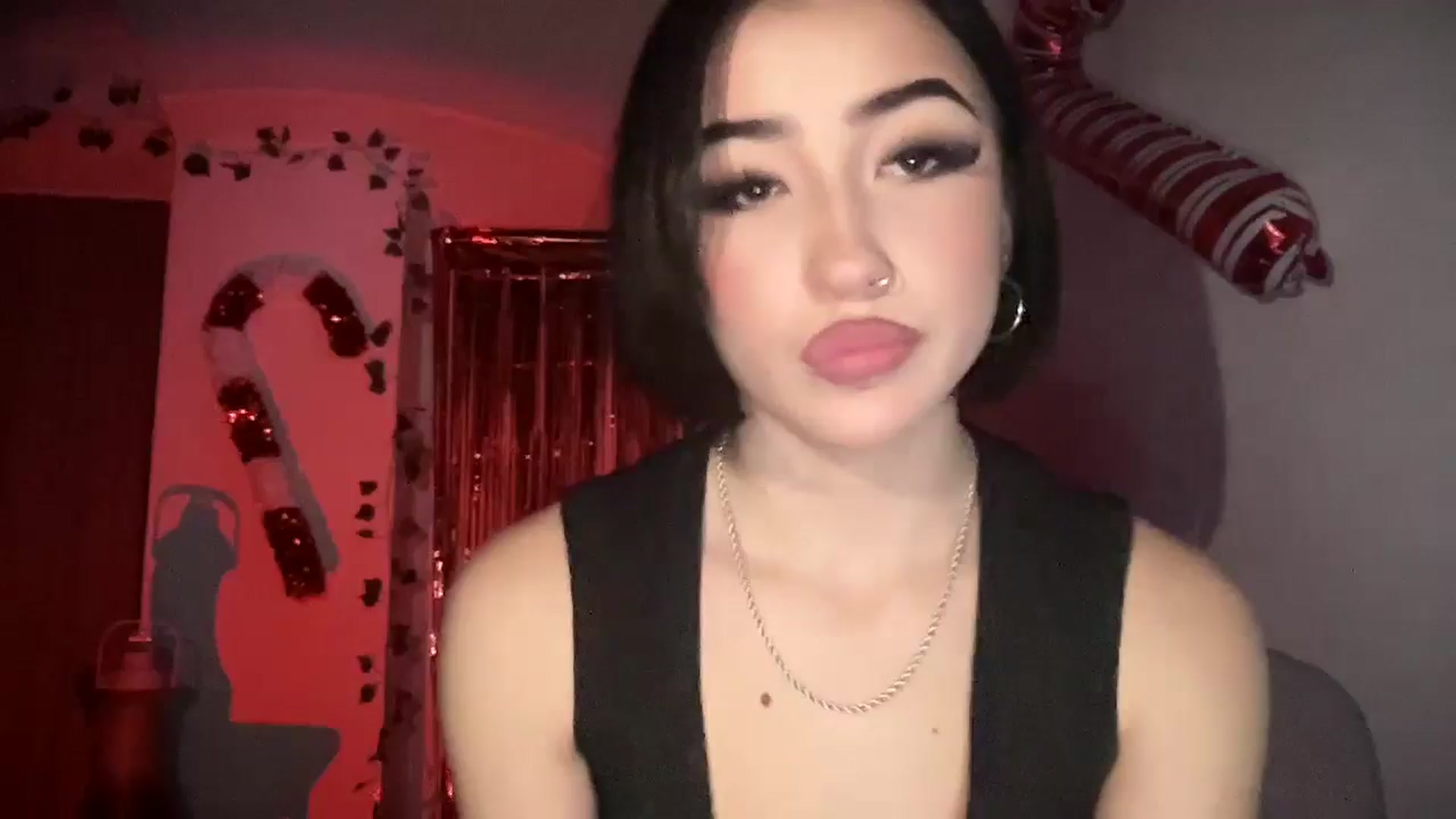 Gallery image thumbnail from Young_Evil's myfreecams stream on, 12/31/2025, 15:22 image 15 of 20