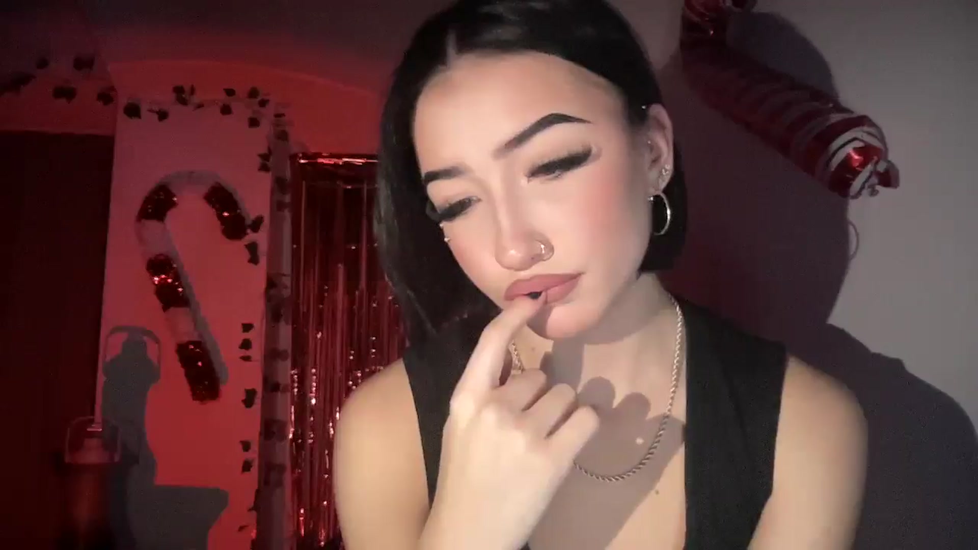 Gallery image thumbnail from Young_Evil's myfreecams stream on, 12/31/2025, 15:22 image 5 of 20