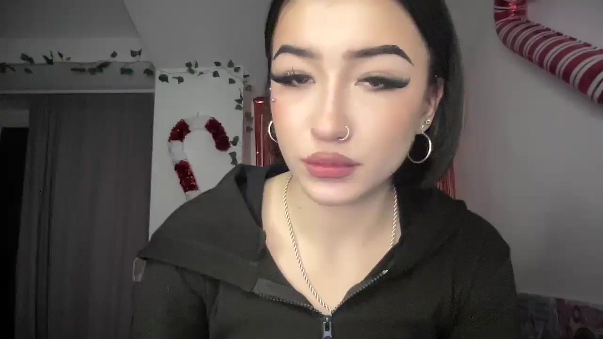 Gallery image thumbnail from Young_Evil's myfreecams stream on, 12/31/2025, 17:59 image 15 of 20