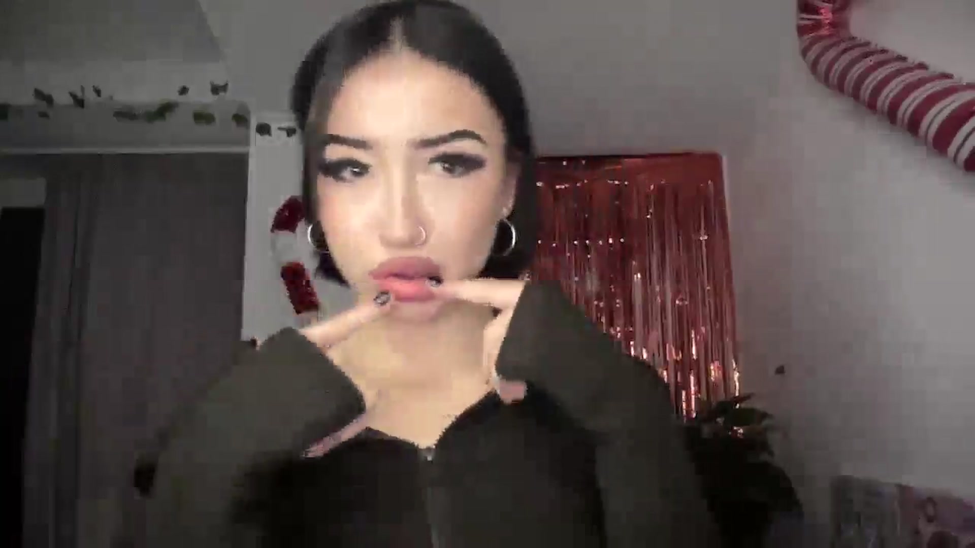 Gallery image thumbnail from Young_Evil's myfreecams stream on, 12/31/2025, 17:59 image 3 of 20