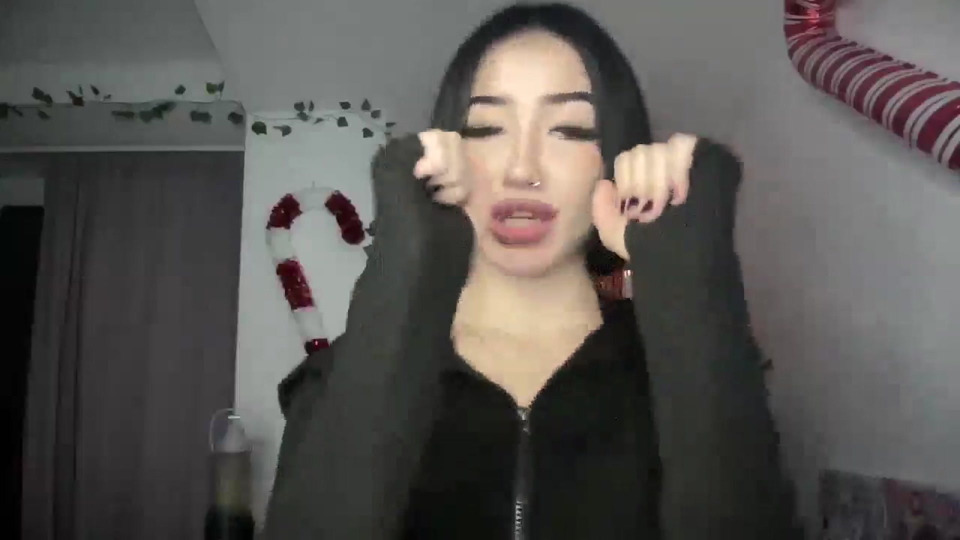 Gallery image thumbnail from Young_Evil's myfreecams stream on, 12/31/2025, 17:59 image 6 of 20