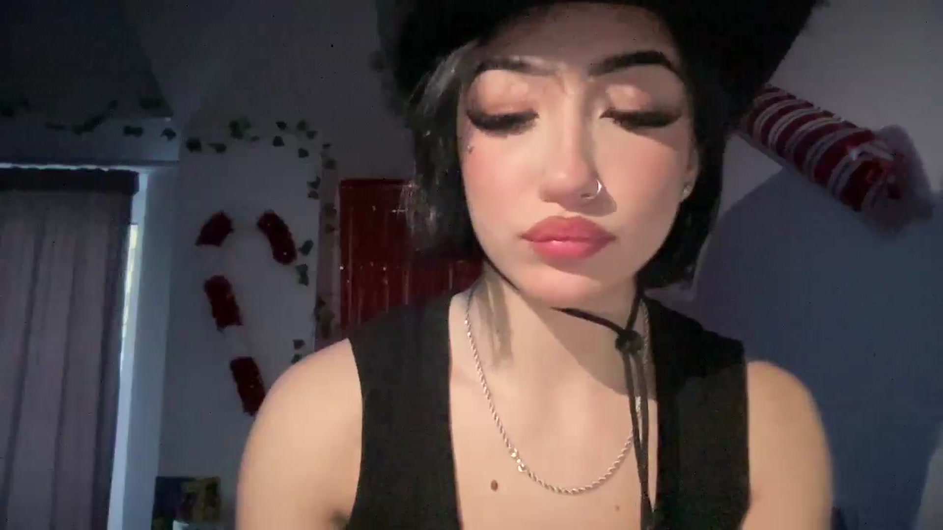 Gallery image thumbnail from Young_Evil's myfreecams stream on, 01/01/2026, 14:23 image 18 of 20