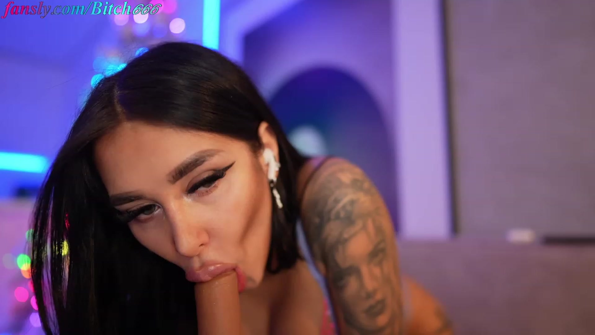 Gallery image thumbnail from YourCuteKitty's myfreecams stream on, 11/21/2022, 02:51 image 17 of 20
