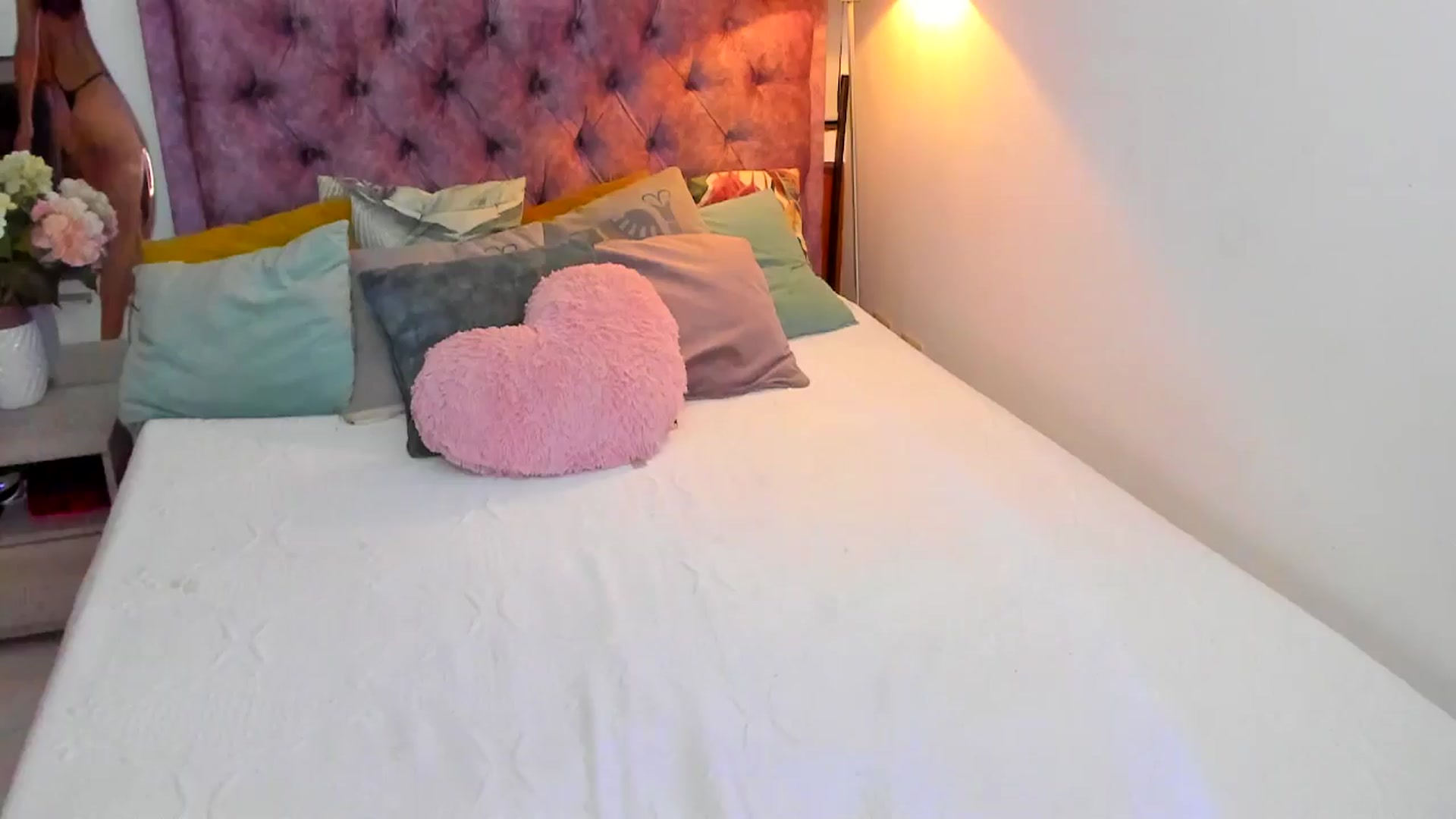 Gallery image thumbnail from YourFavGirl_'s myfreecams stream on, 05/06/2024, 06:45 image 18 of 20