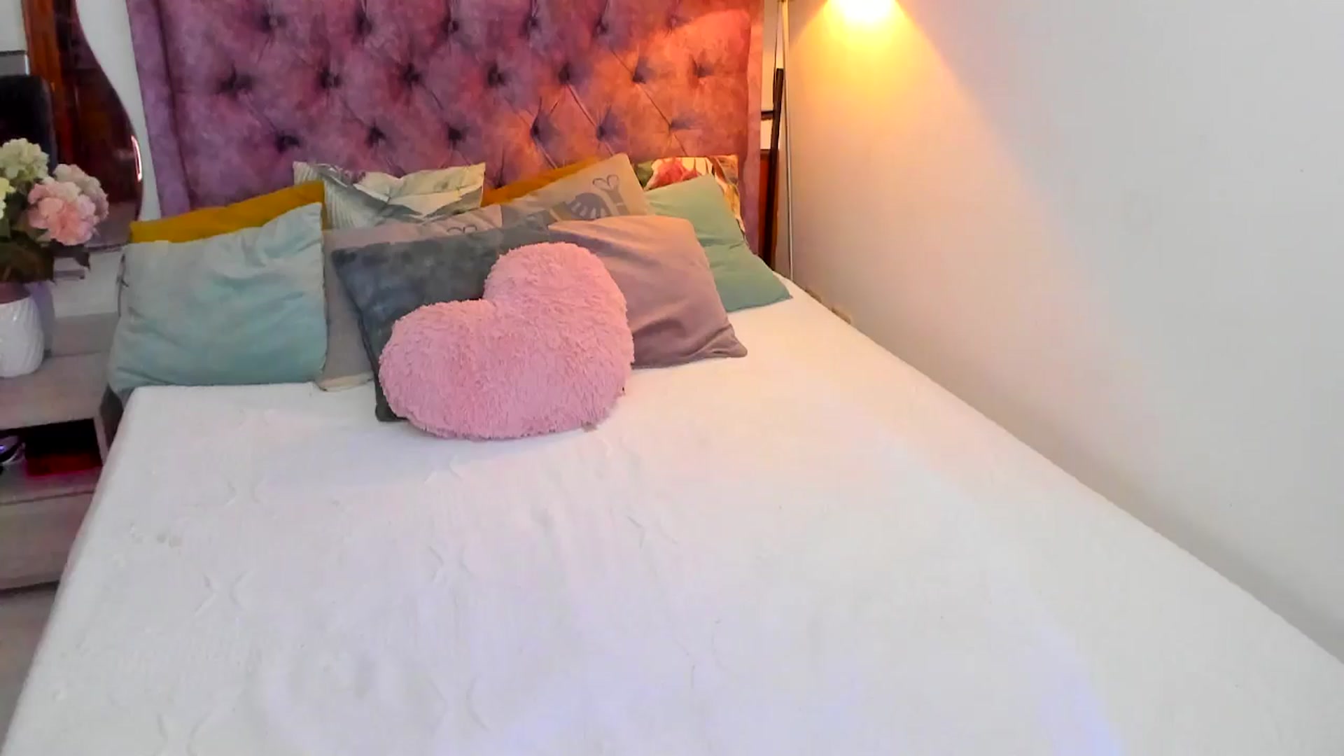 Gallery image thumbnail from YourFavGirl_'s myfreecams stream on, 05/06/2024, 06:45 image 13 of 20