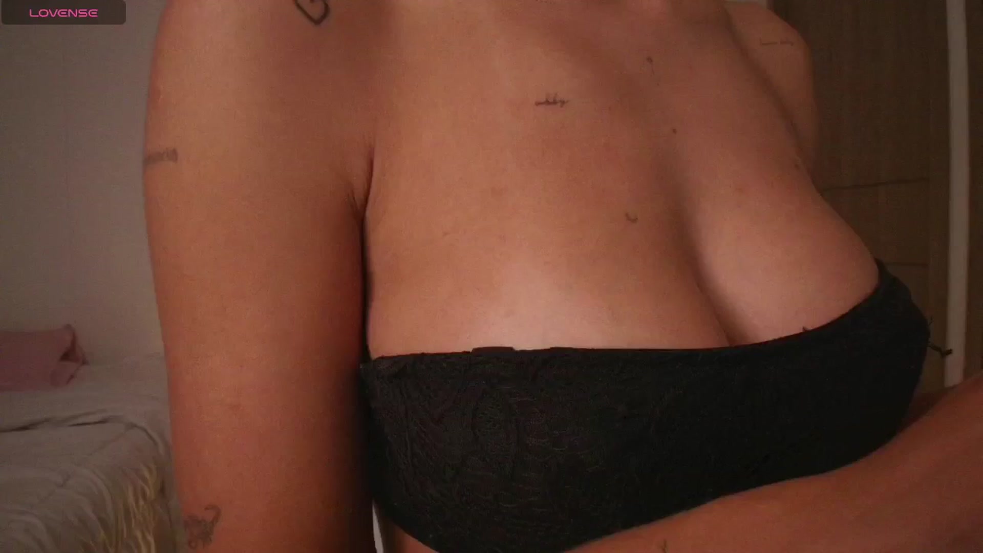 Gallery image thumbnail from YourFavorita's myfreecams stream on, 04/14/2026, 02:27 image 1 of 20
