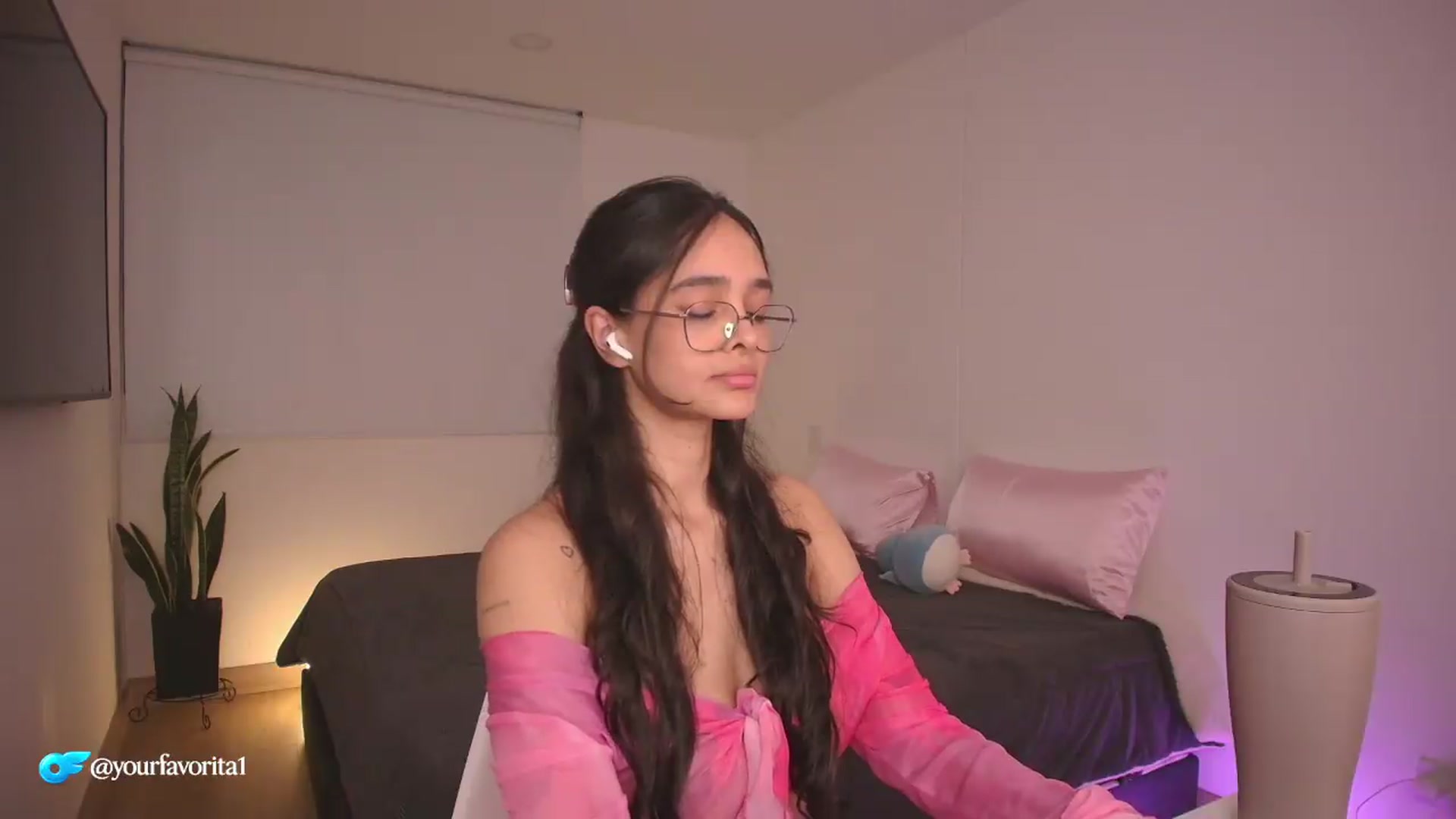Gallery image thumbnail from YourFavorita's myfreecams stream on, 08/09/2026, 23:42 image 9 of 20