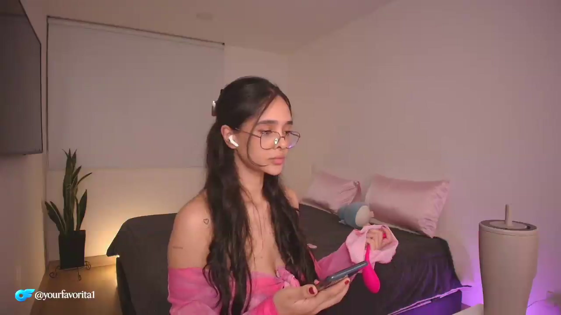 Gallery image thumbnail from YourFavorita's myfreecams stream on, 08/09/2026, 23:42 image 17 of 20
